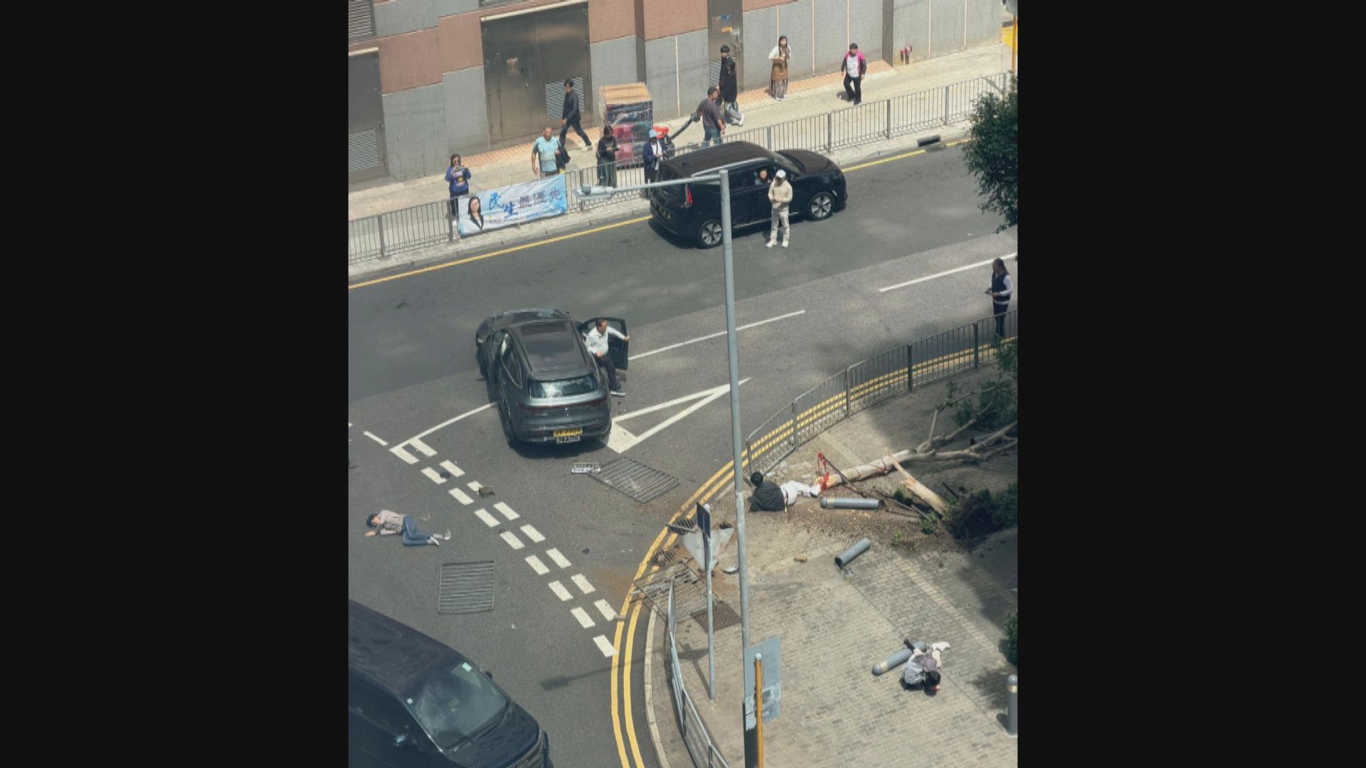 九龍灣臨興街私家車剷行人路　初步至少9傷