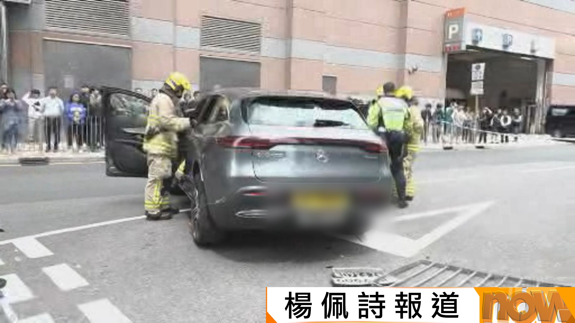 九龍灣私家車剷行人路釀9傷　女乘客無帶安全帶拋車外　司機油門當煞車涉危駕被捕