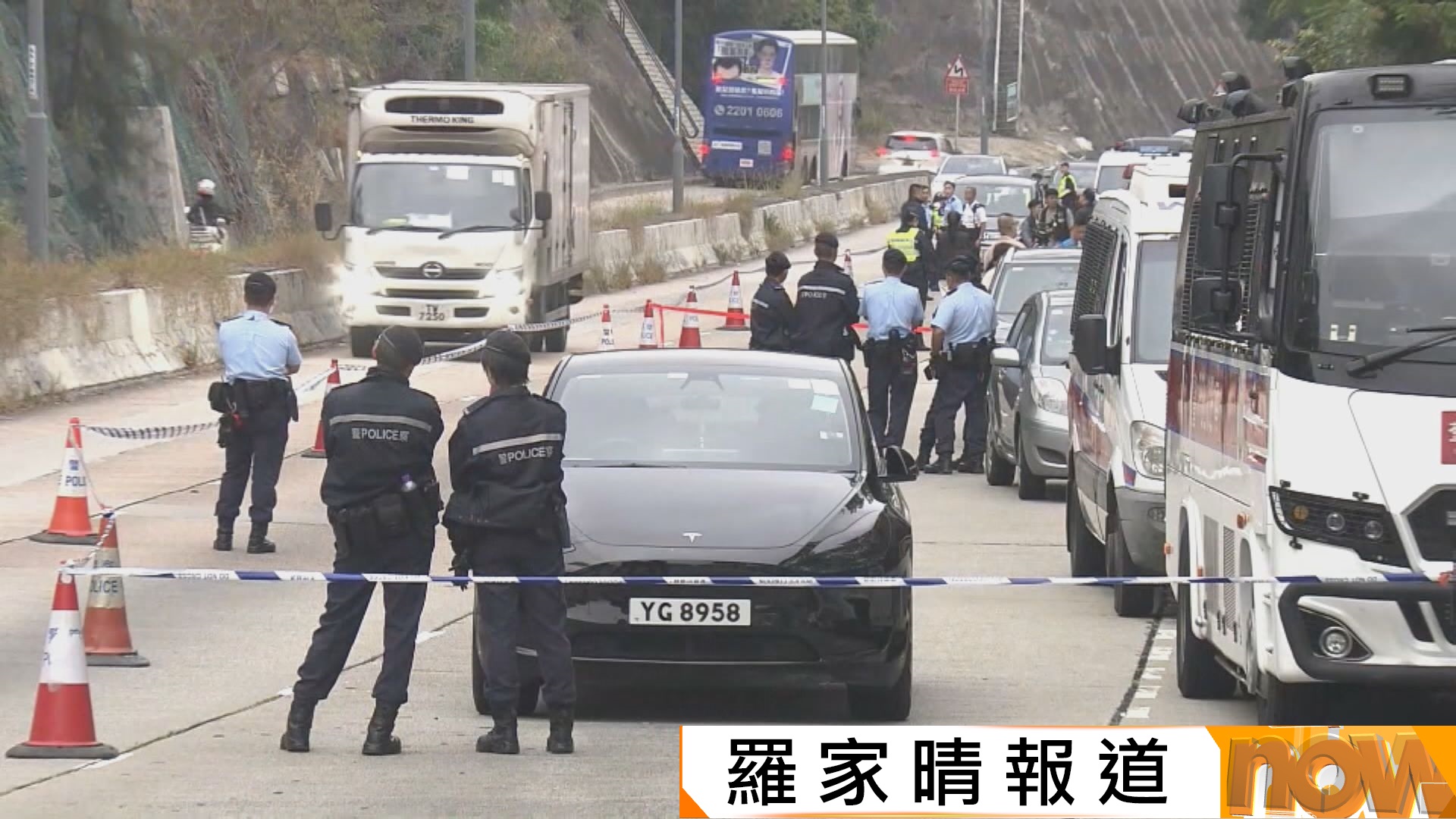 男子葵涌街頭持刀衝向警員　三警共開五槍制服　警方：男子懷疑有精神問題　開槍是別無選擇