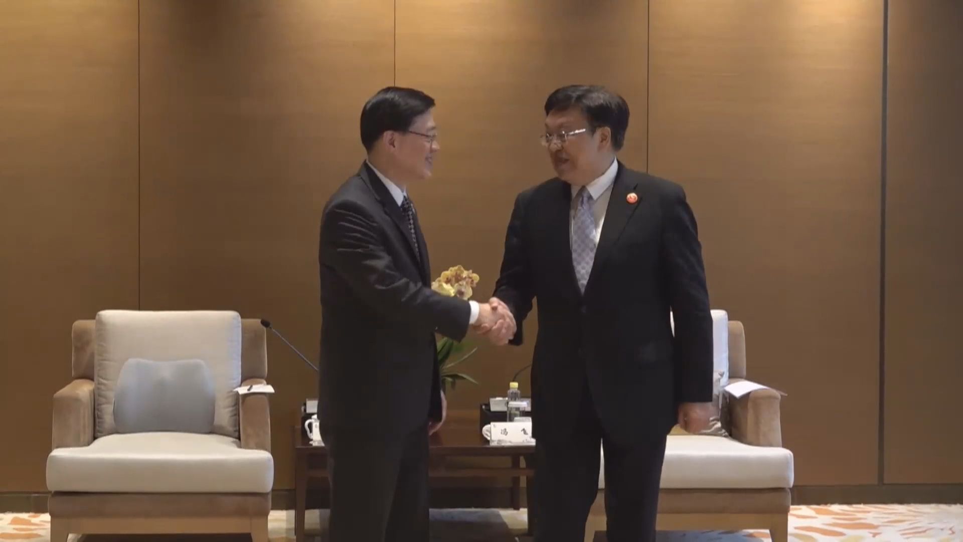 李家超與海南省委書記馮飛會面