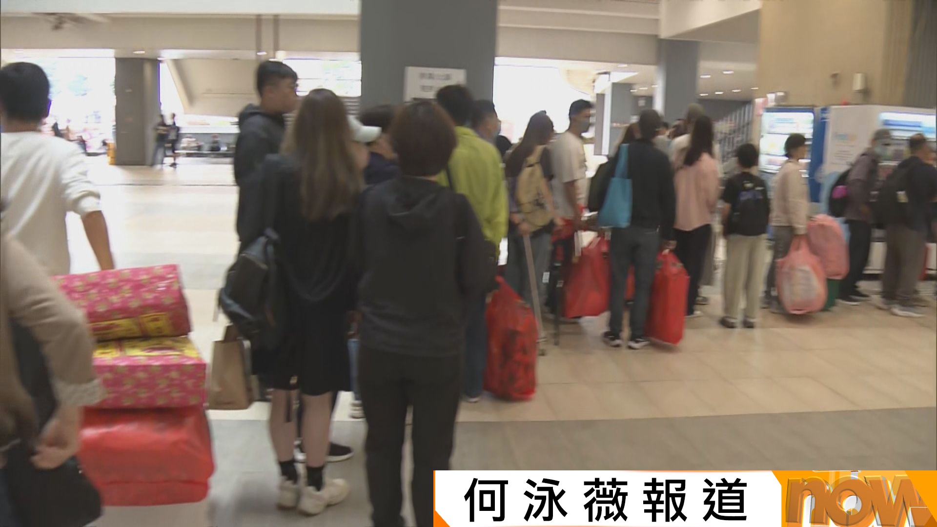 孝子賢孫冒雨到墳場掃墓　往曾咀巴士人龍不絕