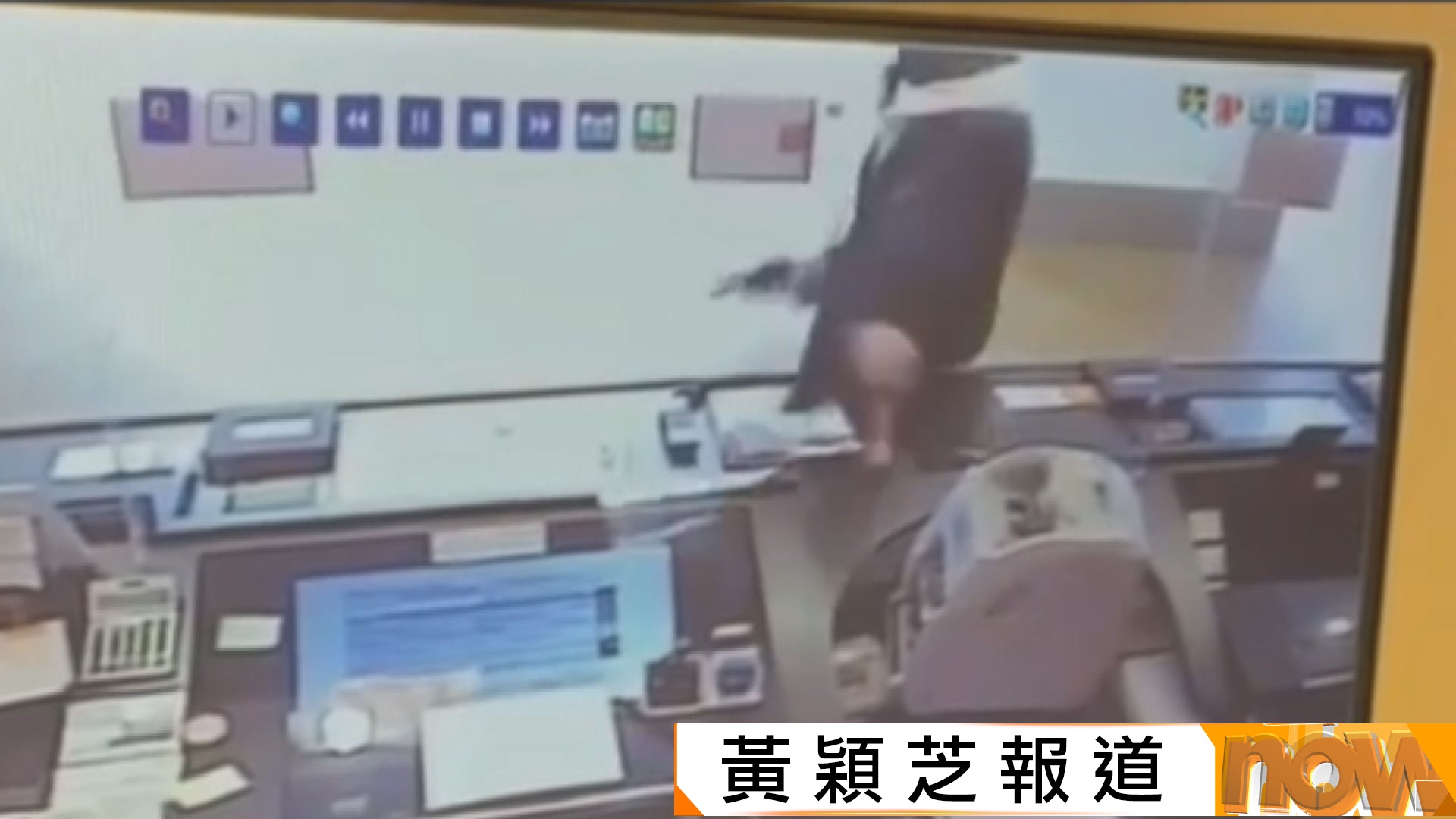 灣仔東亞銀行持械劫案｜疑犯手槍指嚇用鎚爆玻璃　涉劫3.6萬元踏單車逃走終被捕