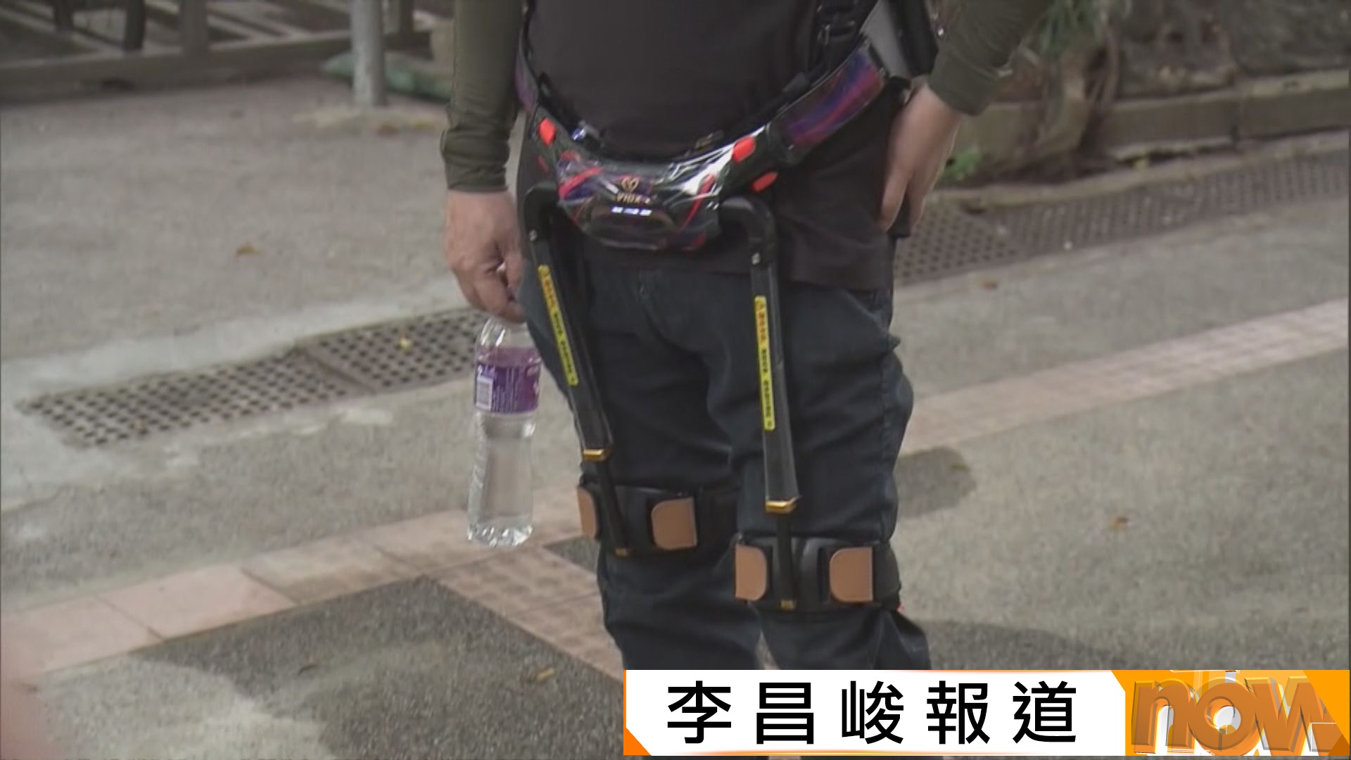 宏福苑火災｜宏新閣居民上樓執拾第二日　有17樓住戶買外骨骼器輔助行樓梯