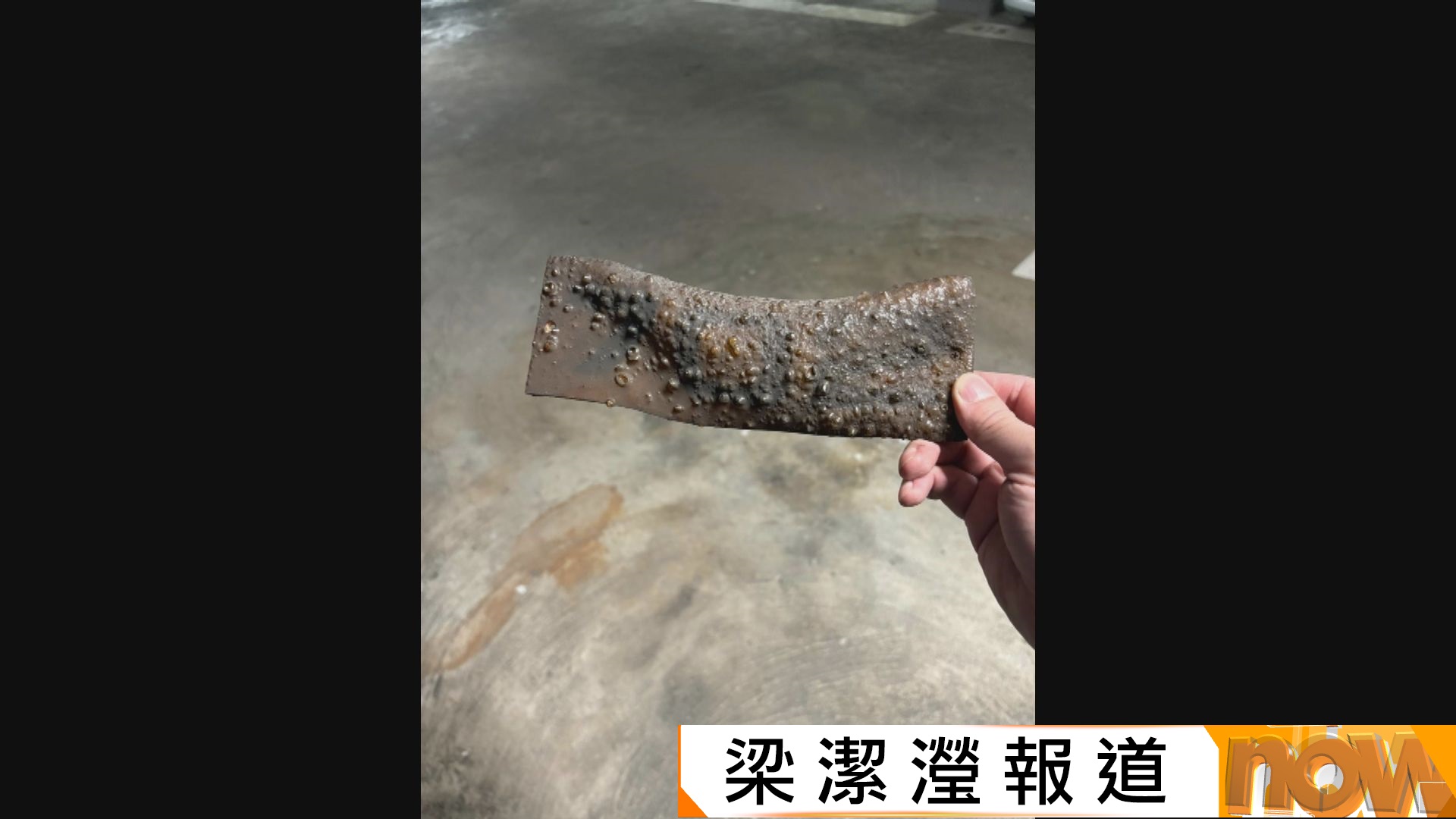 宏福苑執拾｜宏仁閣住戶彈琴追憶淚別家園　腳傷居民上樓摘下門牌：「再見，702」