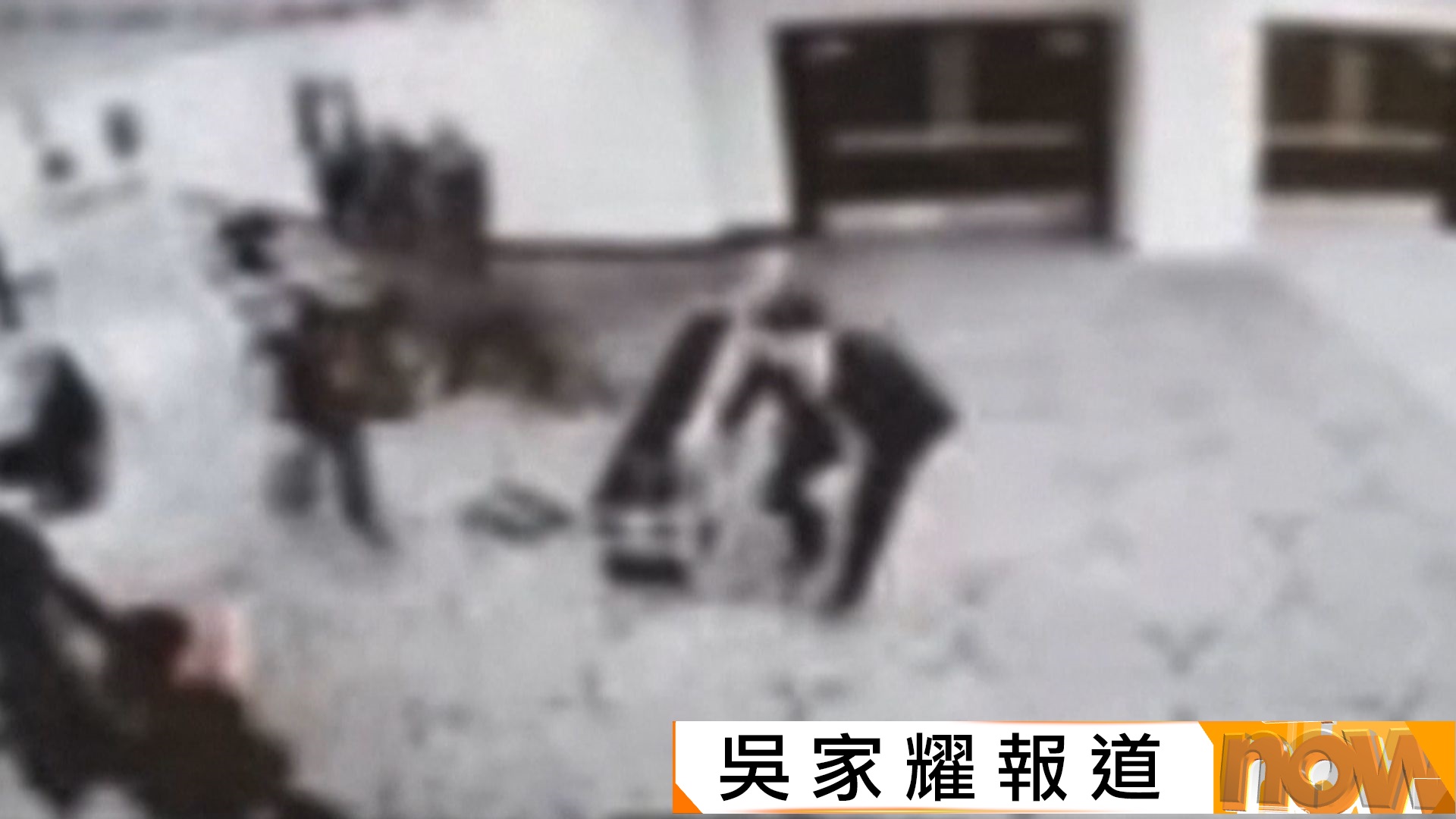 白宮記者晚宴槍擊事件｜特朗普在特勤人員護送下安全撤離　疑犯持霰彈槍及手槍多種武器