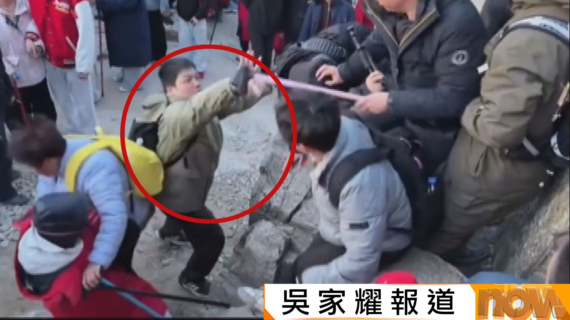 有片｜內地民眾泰山爭位看日出大打出手　景區稱會加派人手維持秩序