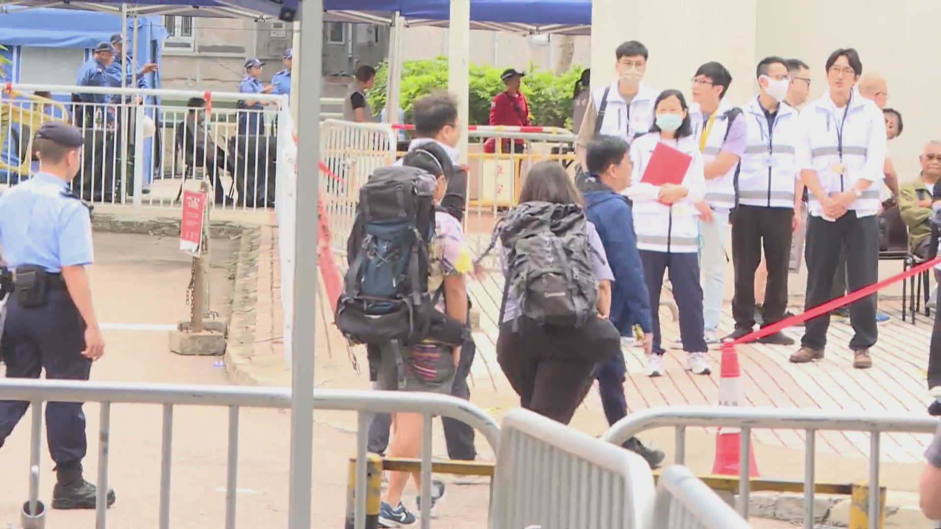 宏福苑執拾｜宏建閣開放高層單位　居民腳傷仍堅持上樓尋回相片獎項(何嘉駿報道)