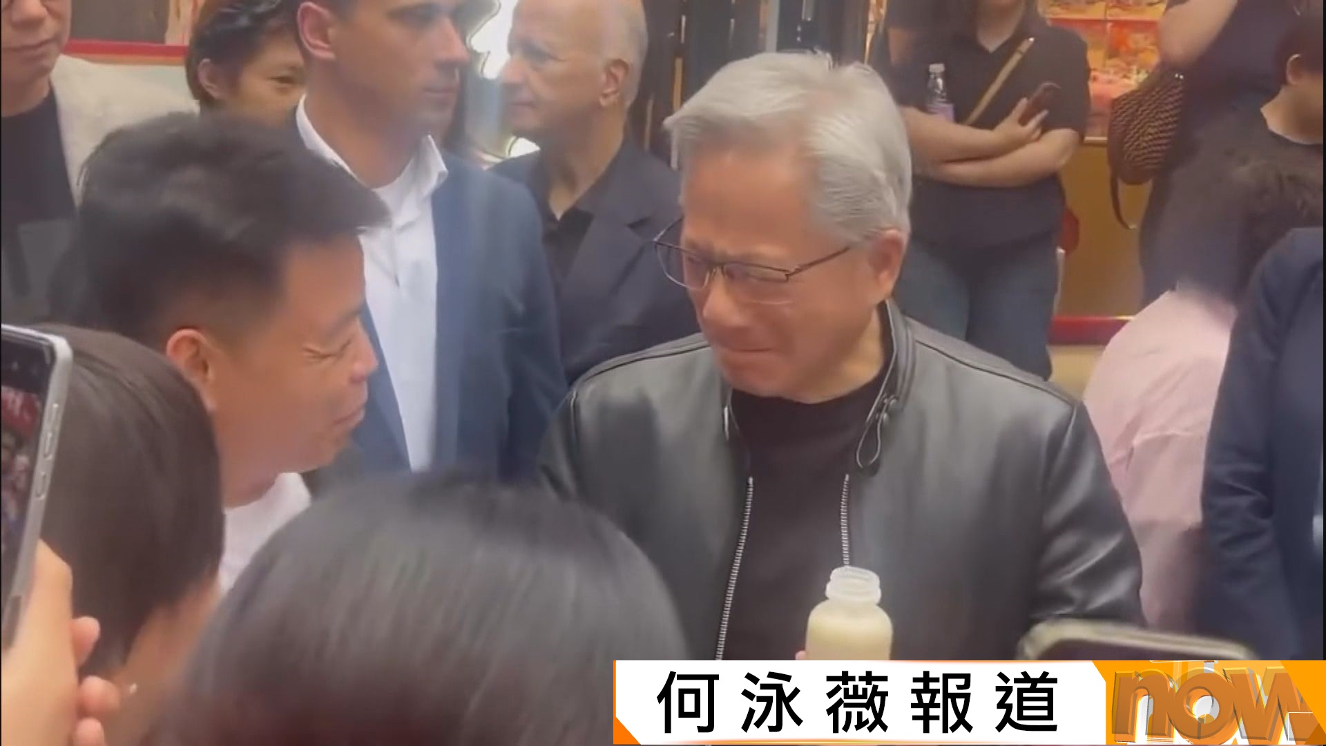 特朗普訪華｜黃仁勳「放風」到北京街頭吃炸醬麵　喝豆汁面有難色