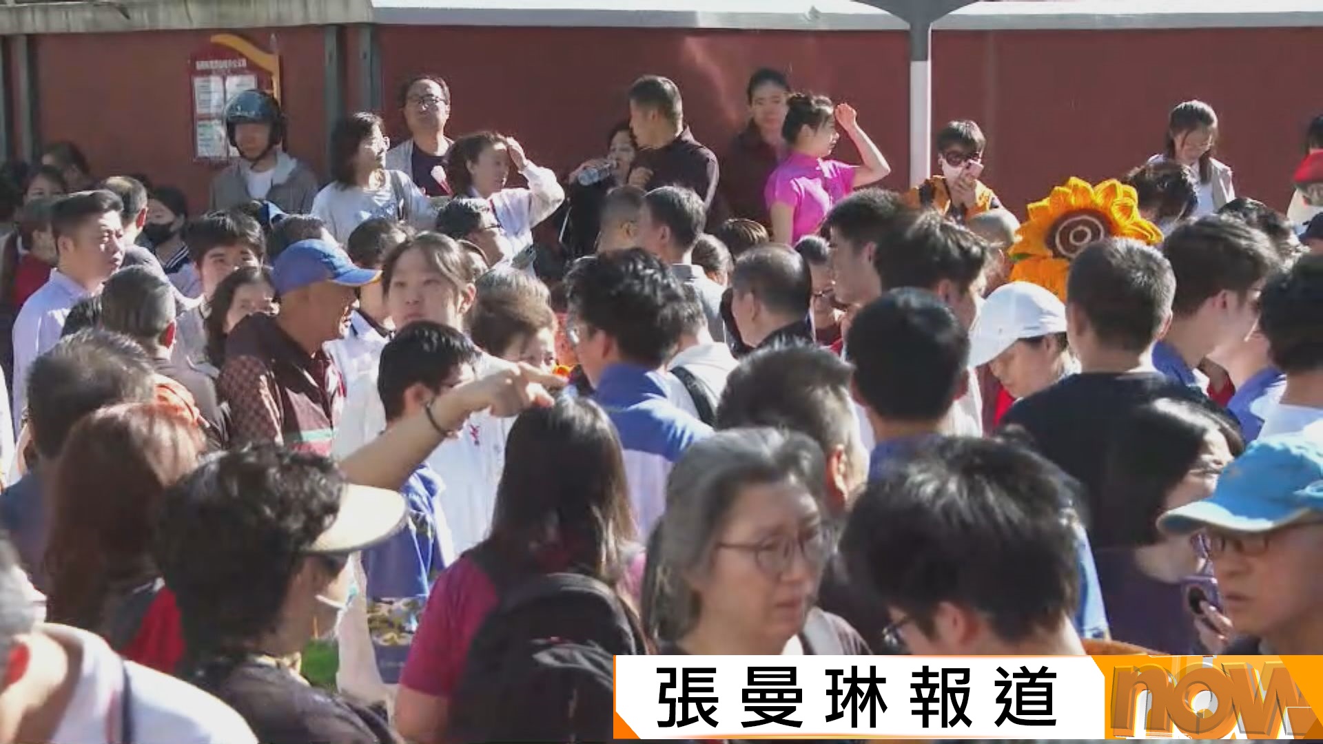 內地高考開鑼　北京有家長穿旗袍寓意旗開得勝祝福考生