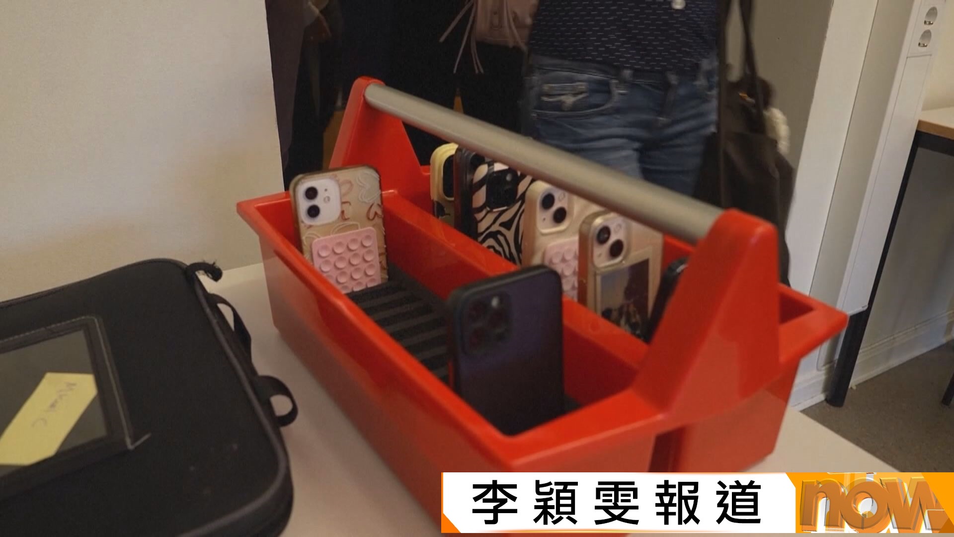 重回傳統學習｜瑞典學校8月起禁課堂用手機　並以實體書取代平板電腦