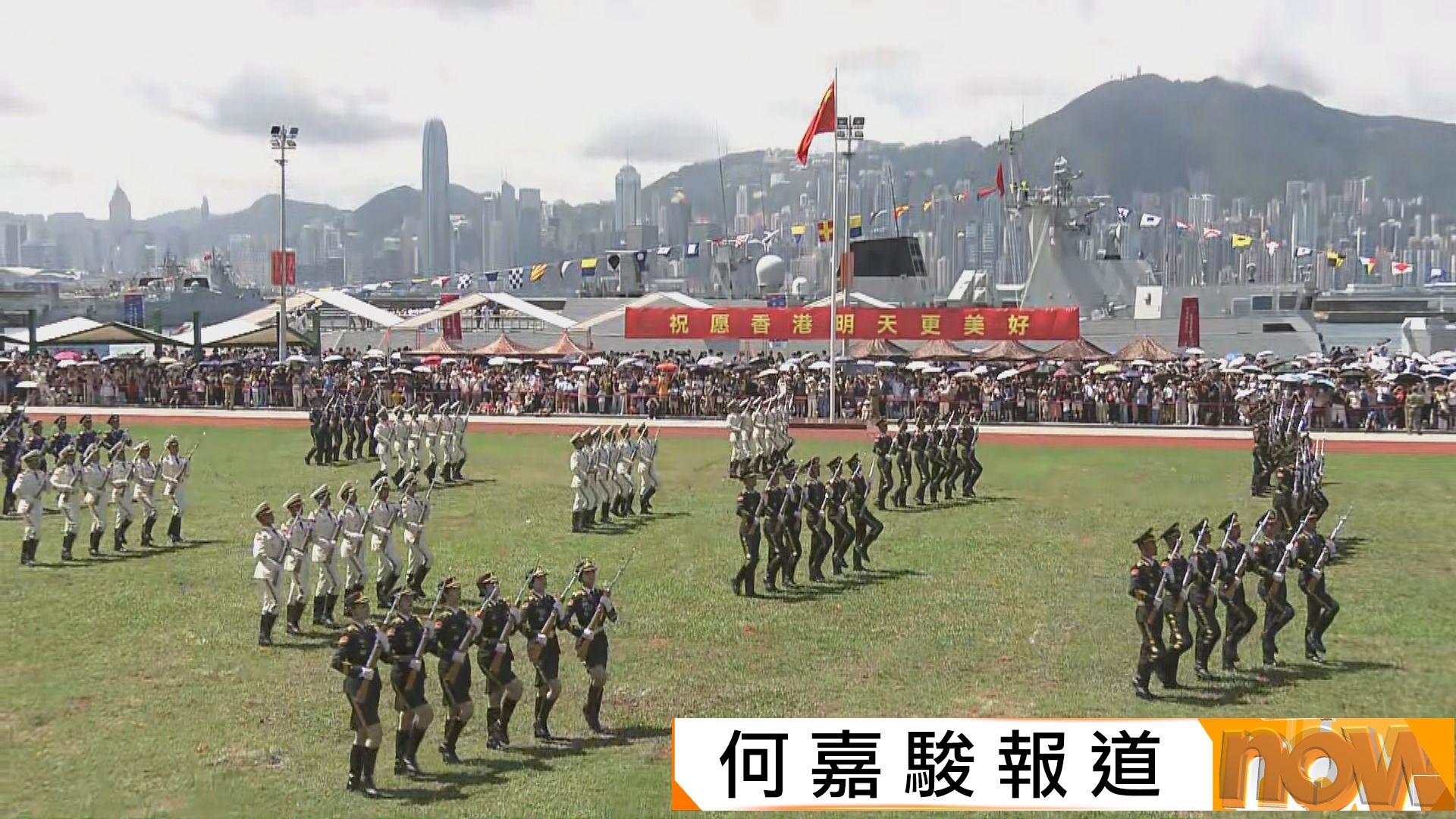 昂船洲軍營第二日開放　展覽中心講解員表示今天人流較昨天還要多