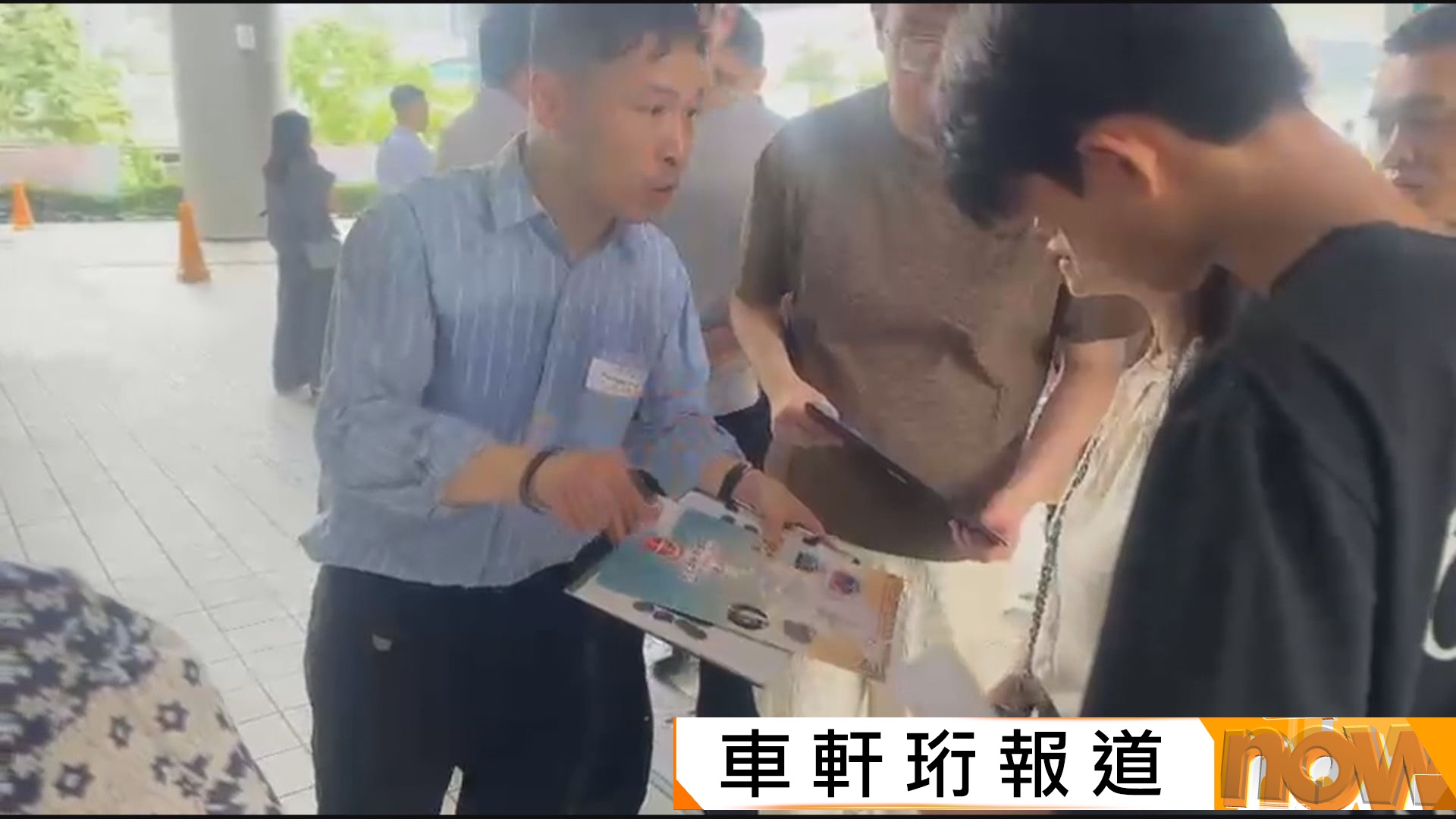 升中放榜｜有中學派教職員守候教育服務中心　迎接內地升中學生趁機宣傳吸引報讀