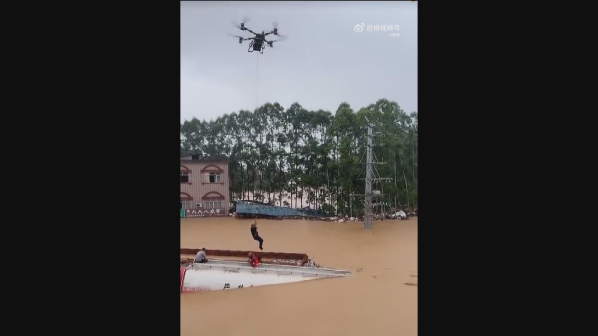 廣西洪災有救援人員以無人機轉移災民惹熱議