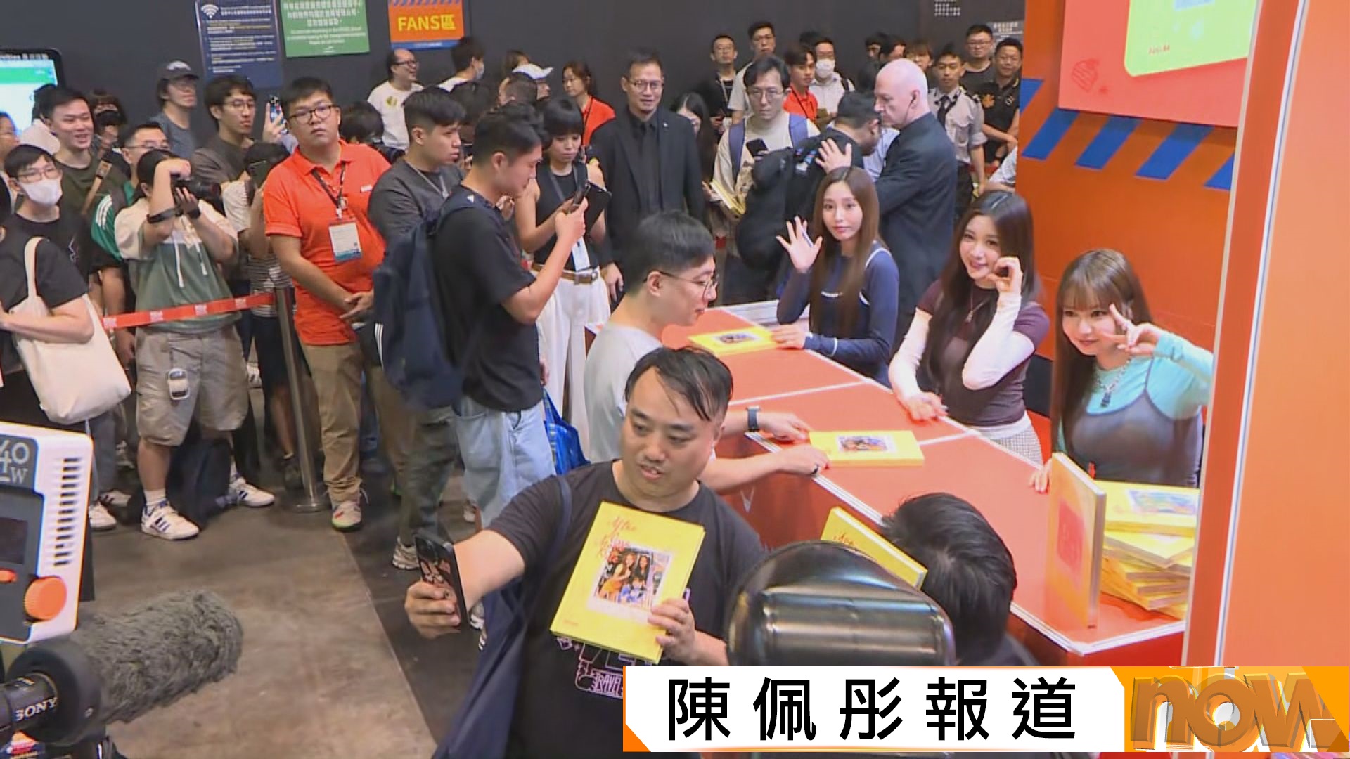 書展開鑼｜粉絲通宵排隊購COLLAR親筆簽名書　內地作家︰年輕人眼裡渴望知識