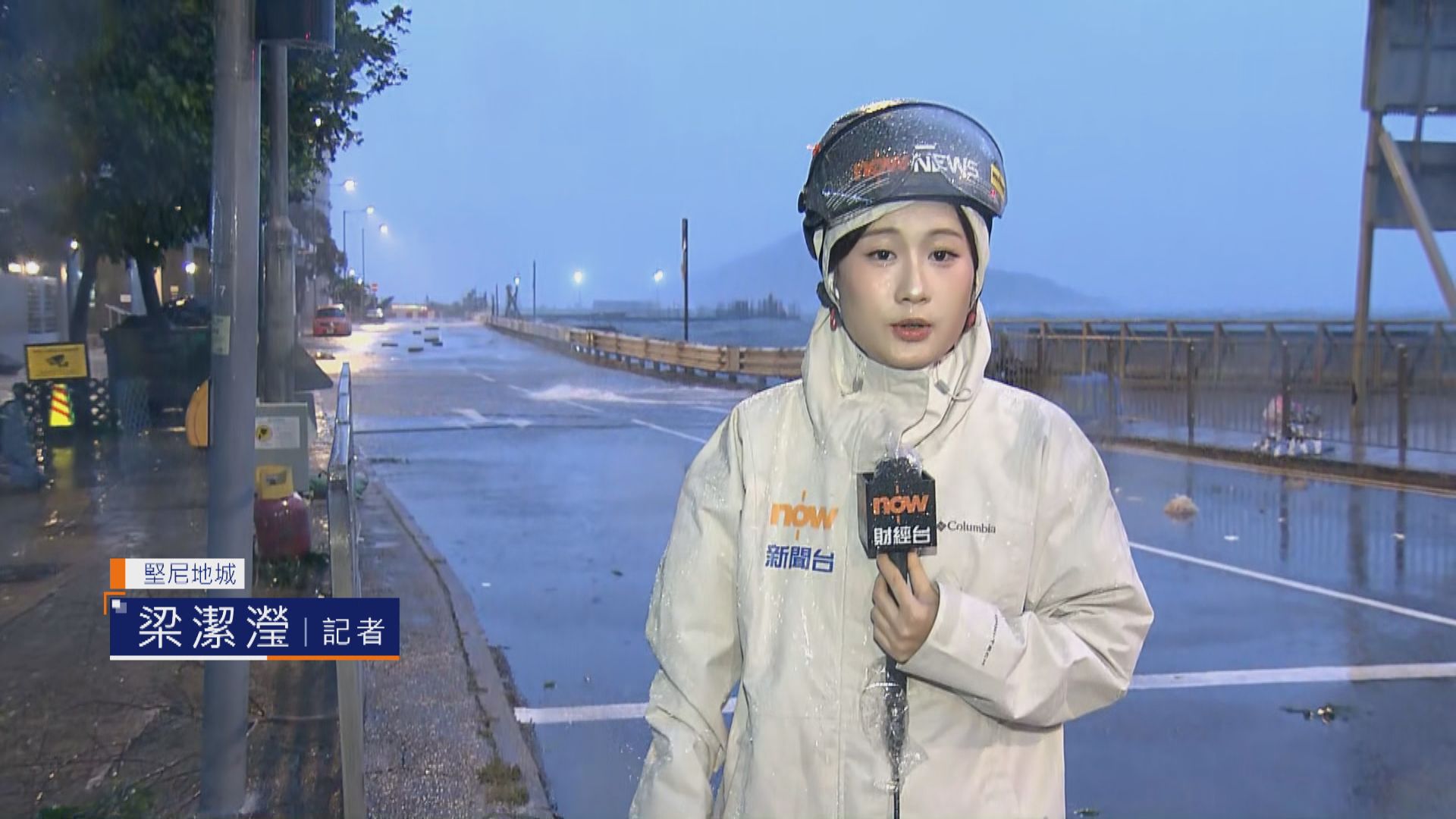 打風．堅尼地城直擊｜風勢猛烈海浪洶湧不斷拍打上岸　路面散滿樹枝垃圾