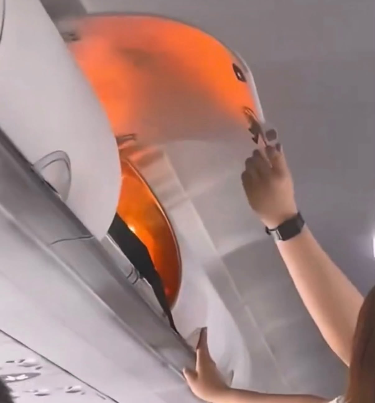 有片｜東方航空蘭州飛貴陽航班行李架有外置充電器自燃　機艙濃煙瀰漫