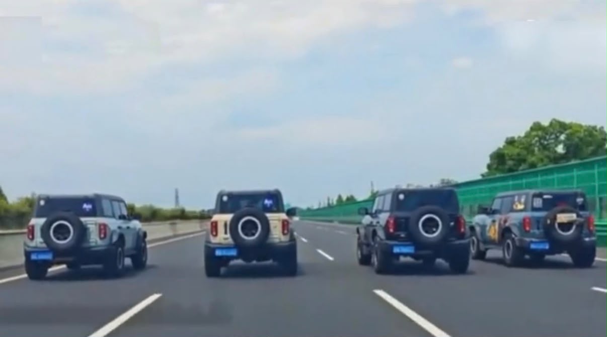 有片｜內地4輛越野車高速並排霸佔道路持續51秒　司機分別被拘留及罰款