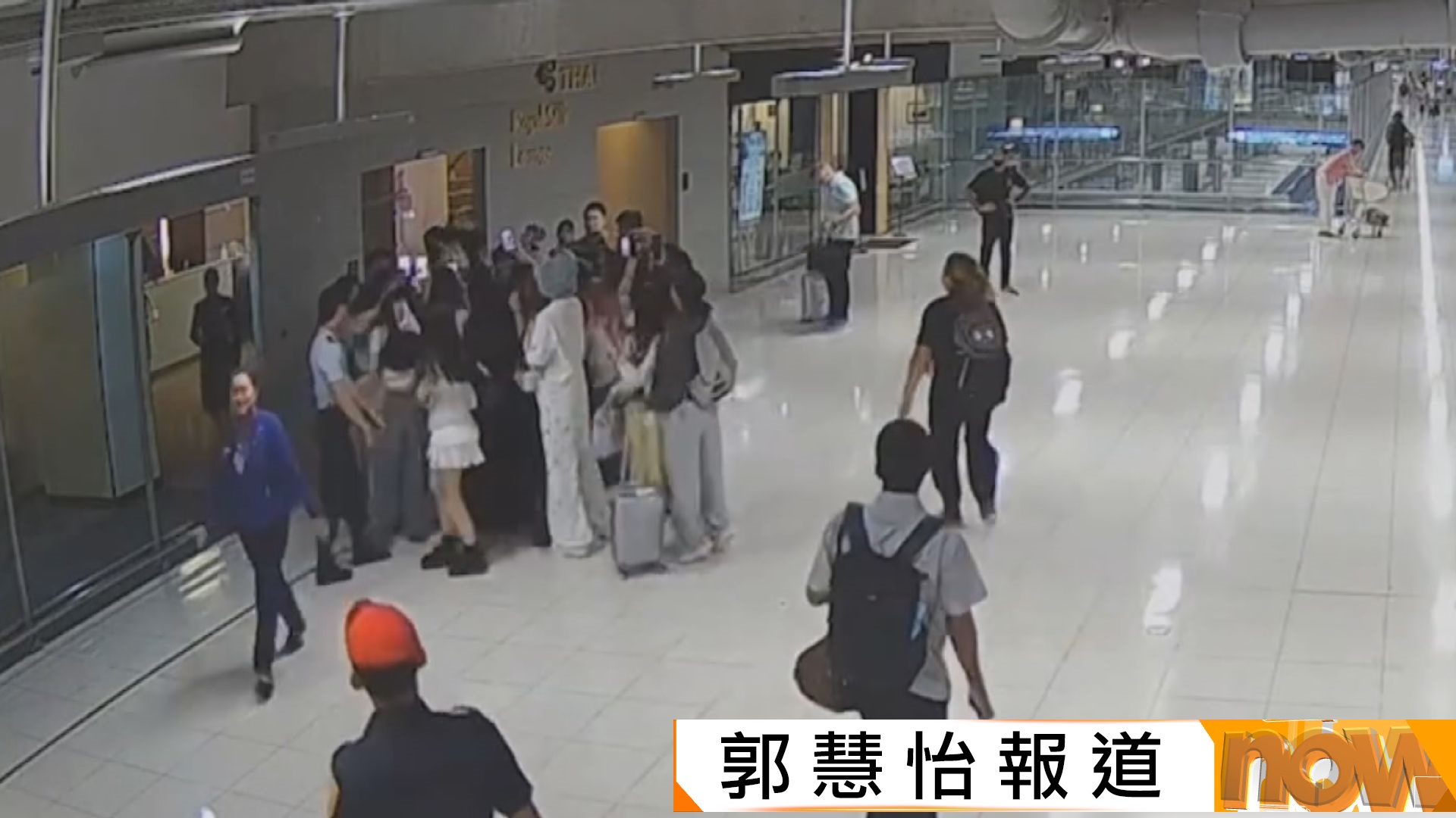 有片｜曼谷機場指22名中國粉絲追星時違安全規定遭拒登機　並就保安做出瞇眼歧視動作致歉