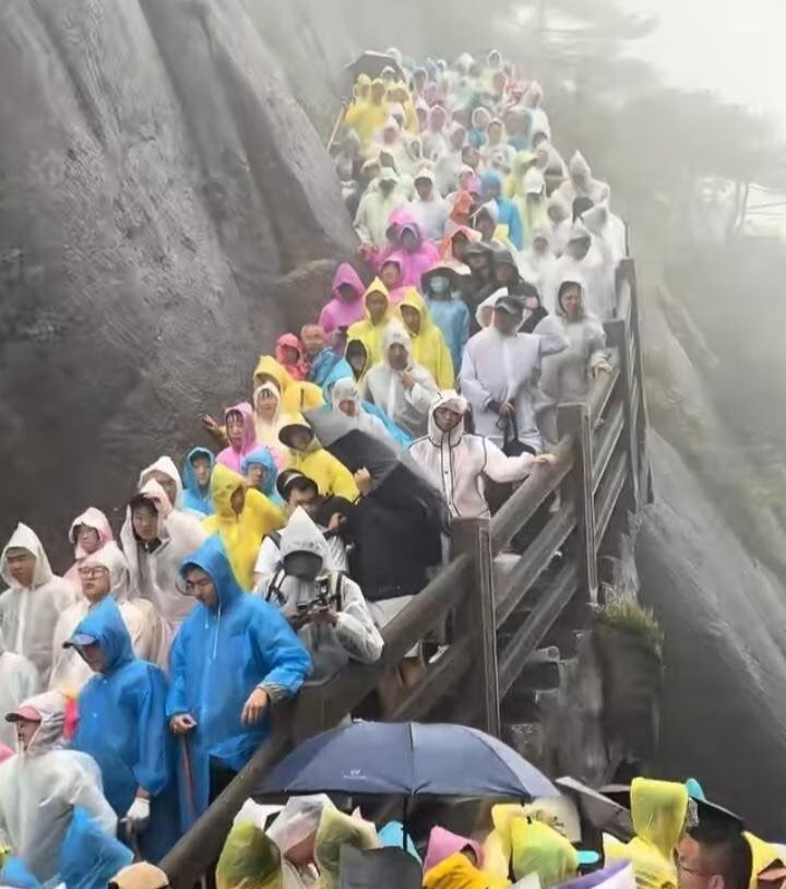 有片｜「白海豚」襲黃山致索道停運　數百遊客風雨中打蛇餅苦等數小時下山
