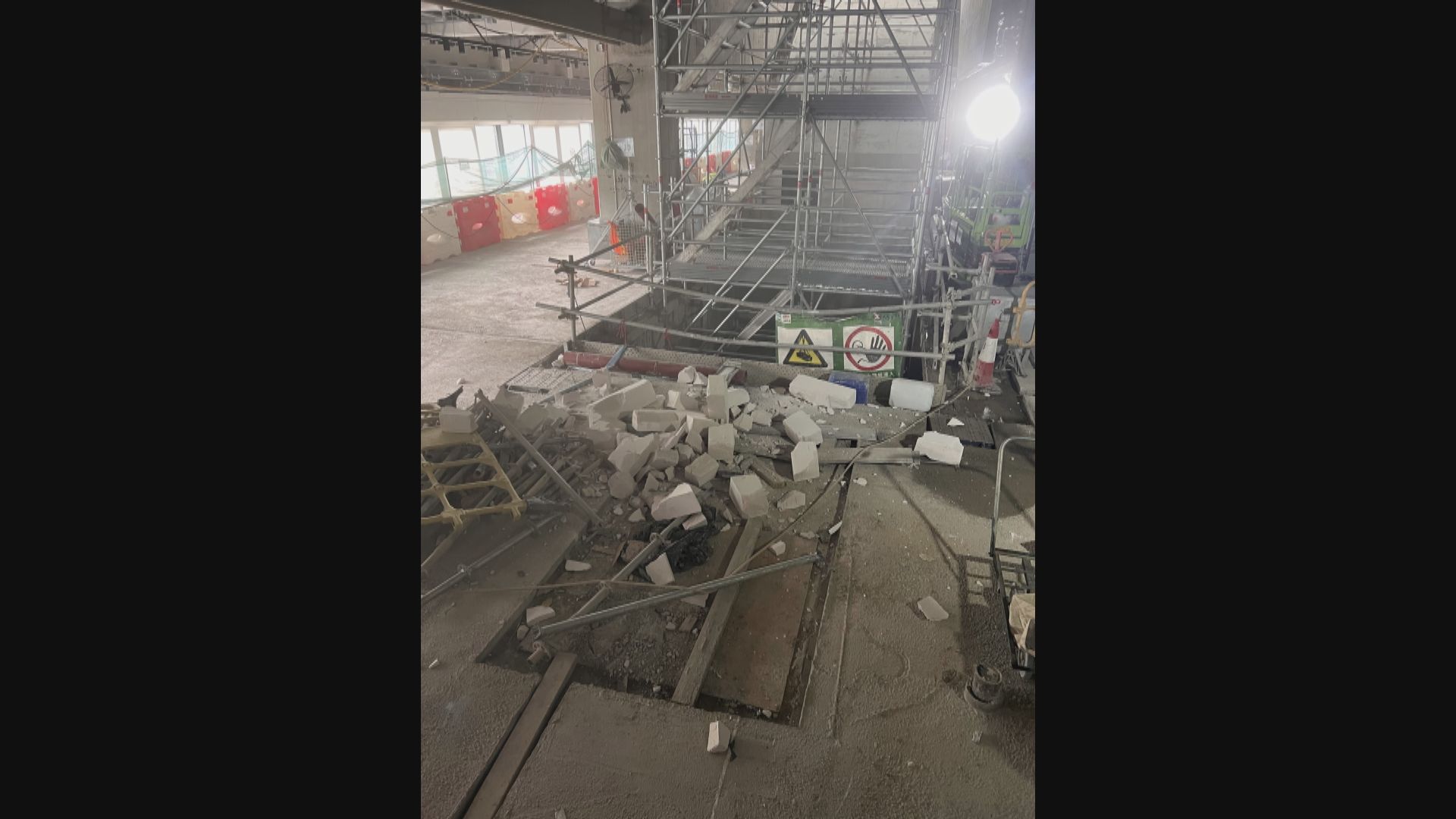 港鐵東涌東站地盤新砌磚牆部分牆身被撞塌　涉事範圍即時停工