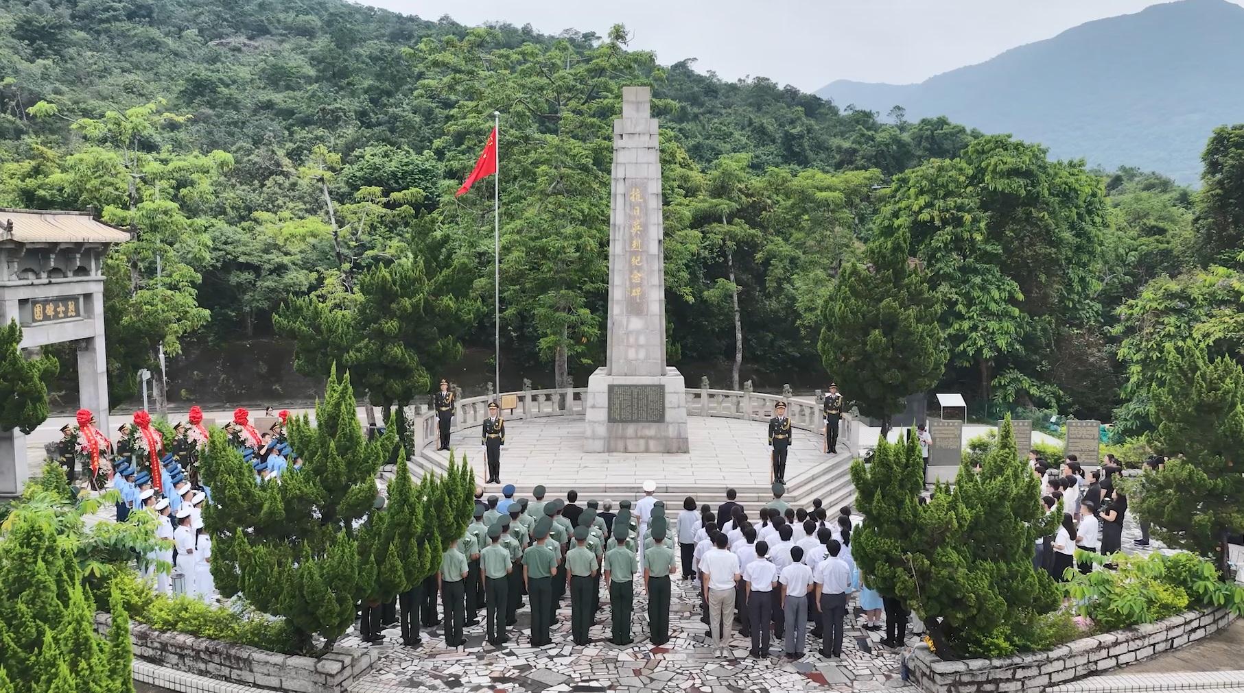 駐香港部隊官兵與香港社會各界代表　瞻仰斬竹灣等抗日英烈紀念碑