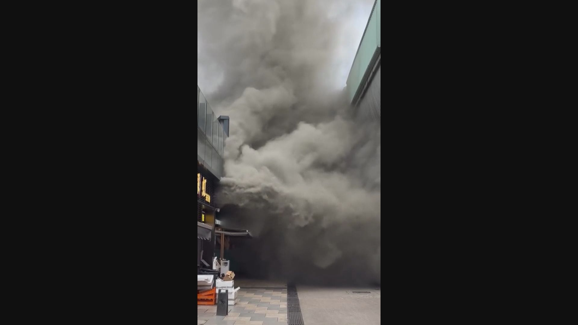 石門燒味店冒大量油煙　消防到場戒備無人傷