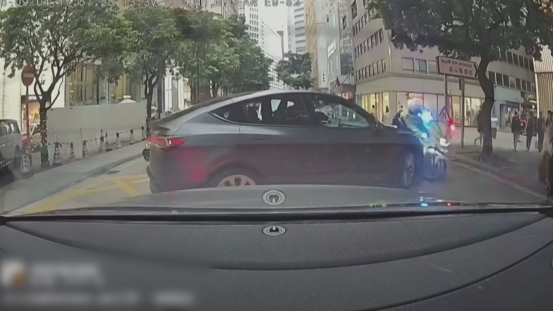 希慎道警察電單車與私家車相撞　警方稱警員趕赴現場逆線行駛