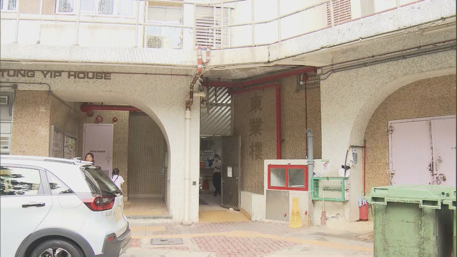 兩兄弟倒斃利東邨單位傳異味　警到場調查
