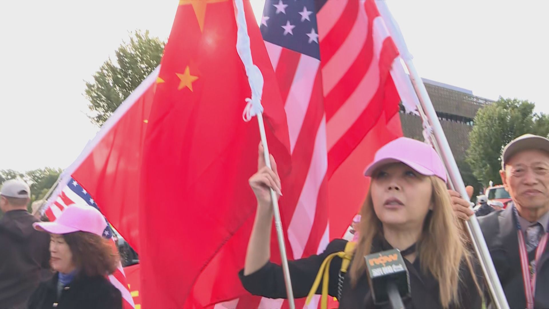 數百華僑在白宮外舉國旗及橫額歡迎習近平