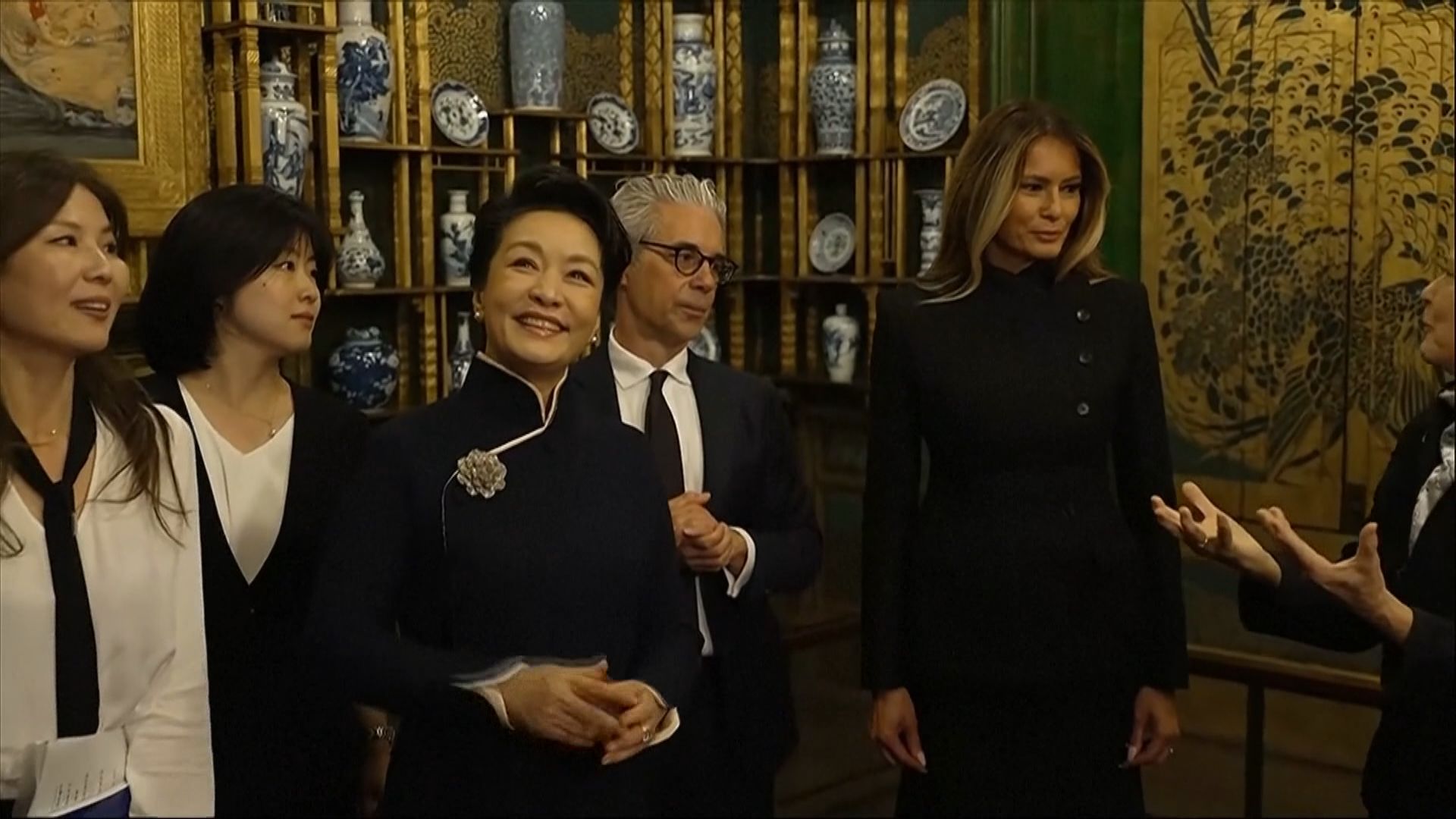彭麗媛偕梅拉尼婭參觀亞洲藝術博物館