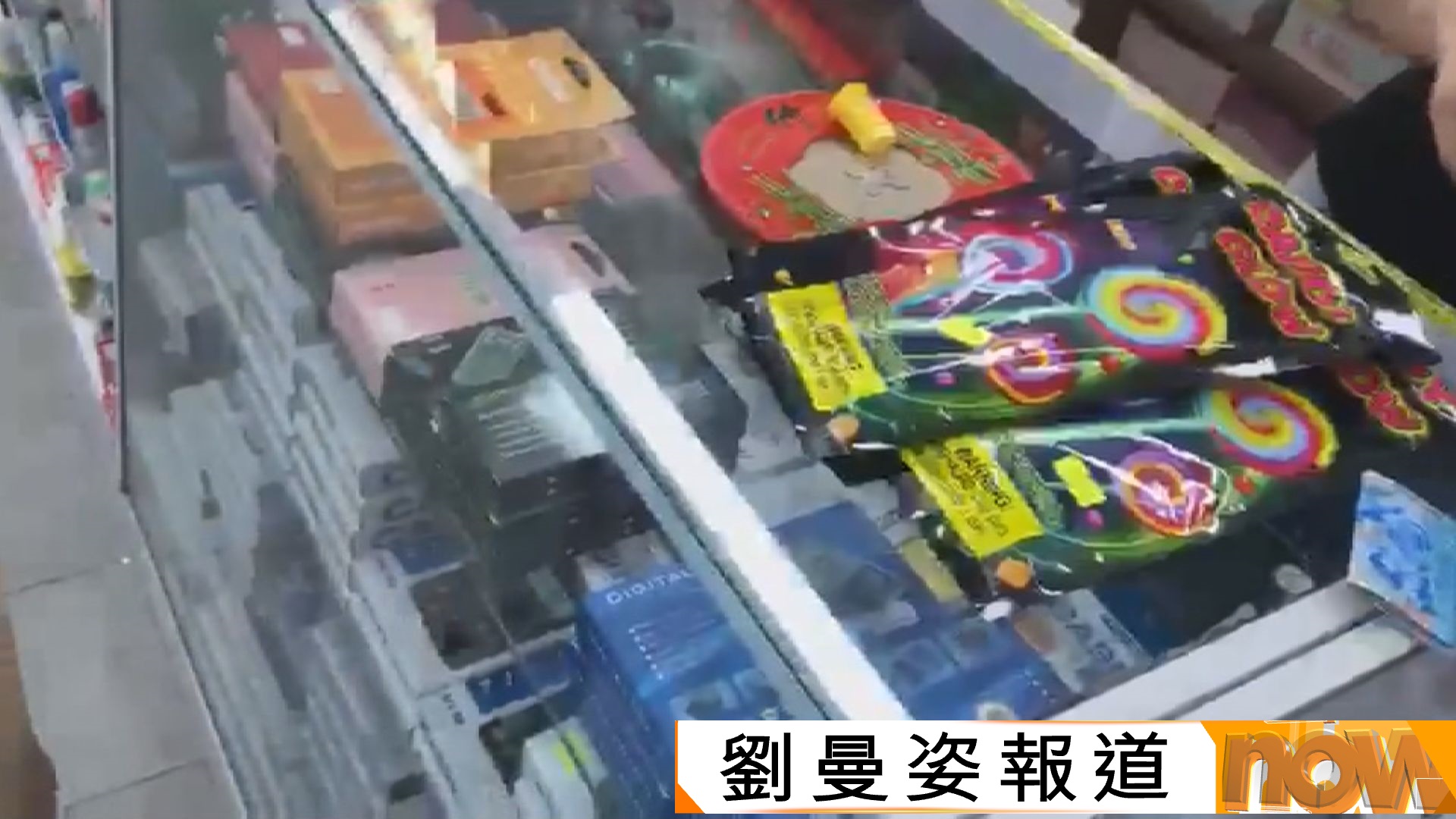 即棄螢光棒禁售兩年仍有店舖公然販賣　議員促加強執法