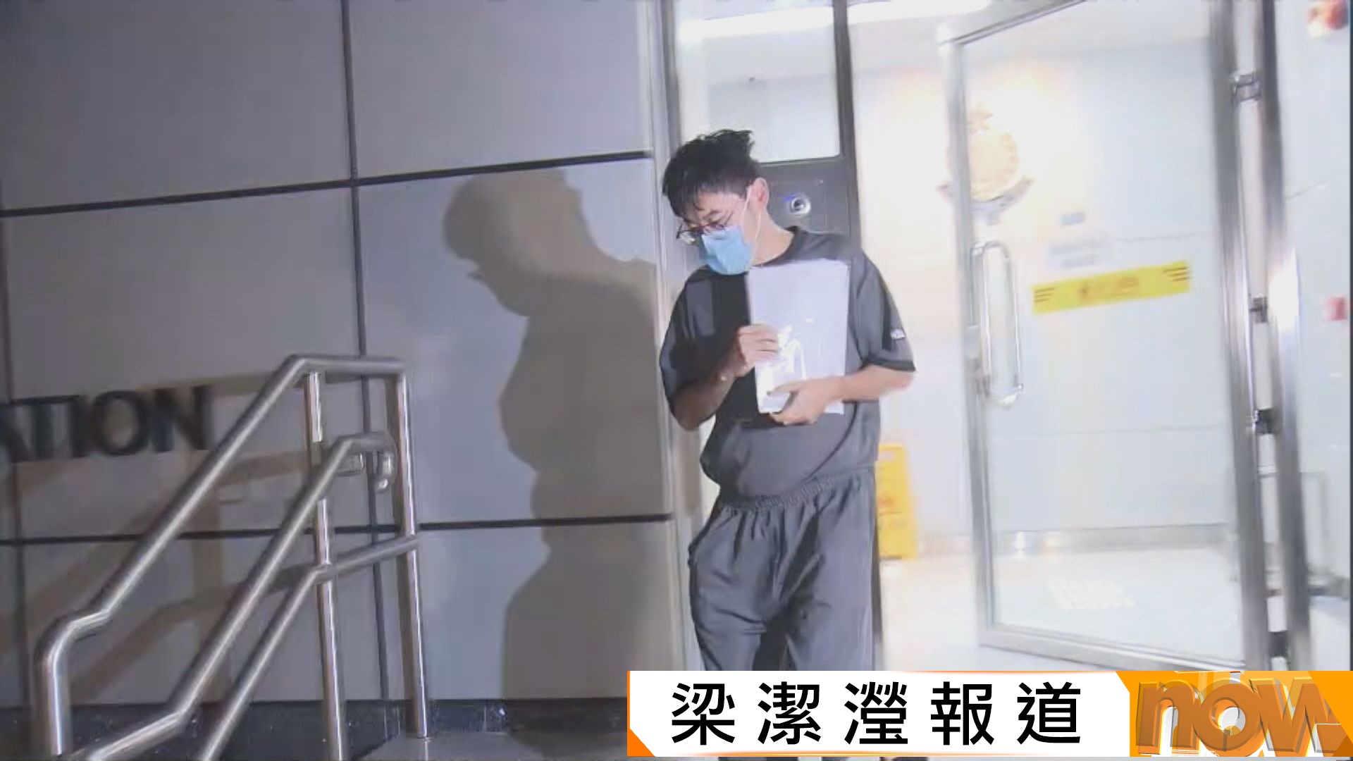 女童拎啤酒疑受虐　被捕父母保釋候查