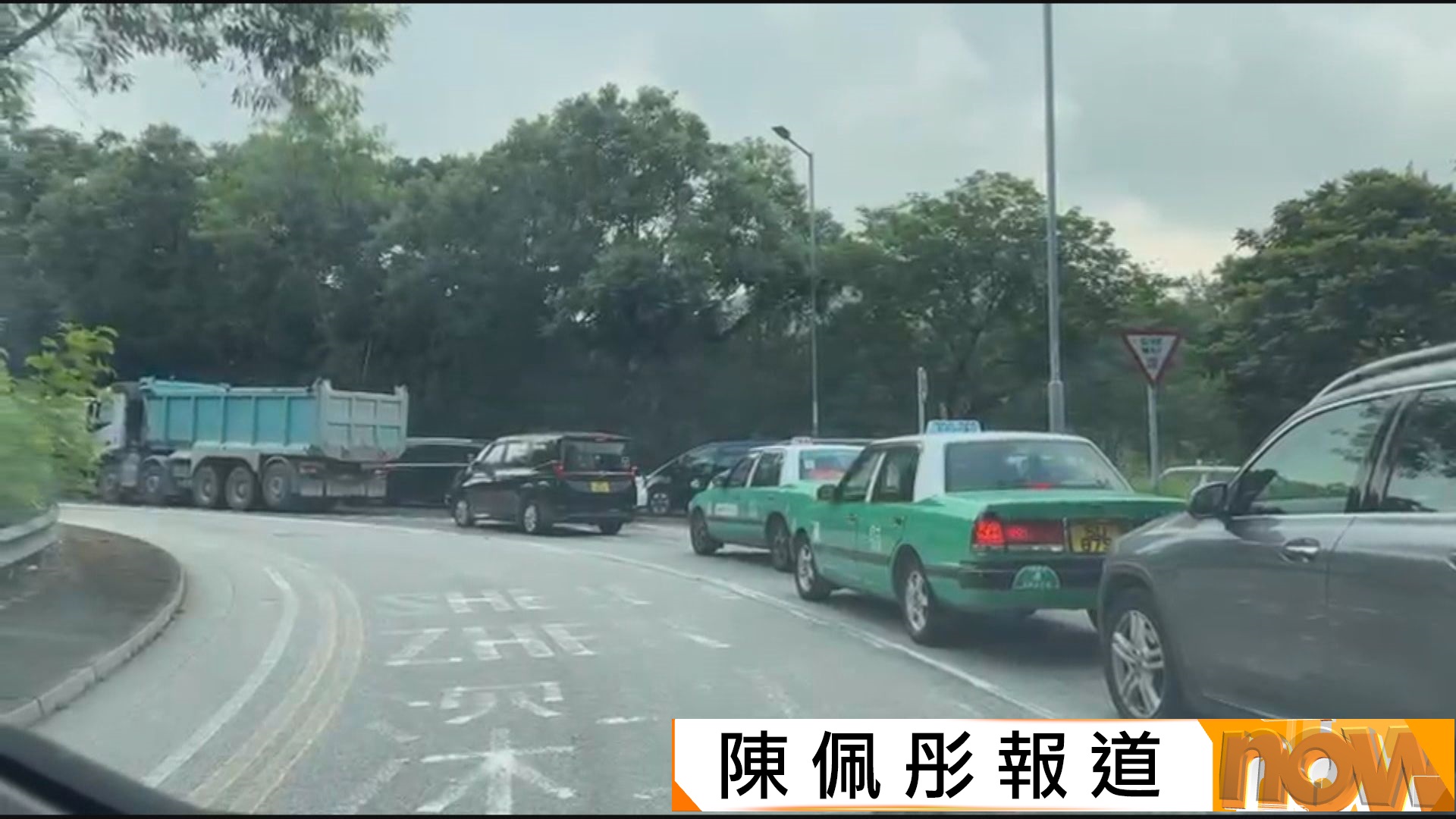 新皇崗口岸開通首日新田公路現車龍　業界估計司機不熟路所致