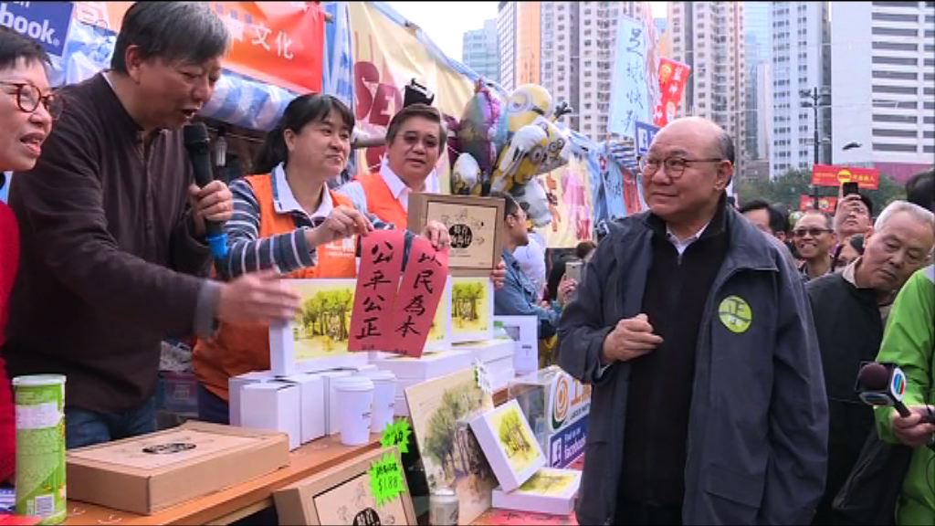 胡國興逛花市　到泛民政黨攤位