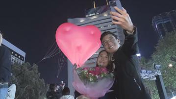 情人節夜中環 愛侶飄浮紅心下浪漫