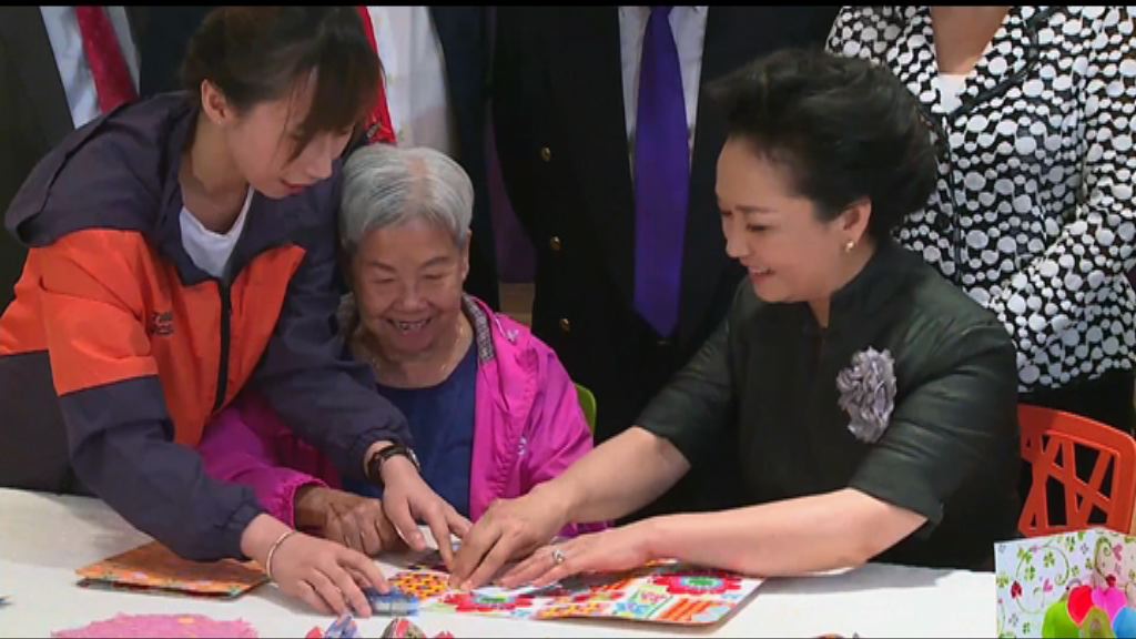 彭麗媛到訪安老院　與長者做手工藝