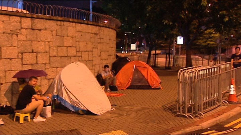 市民排隊領取遼寧號參觀券　有人紮營輪候