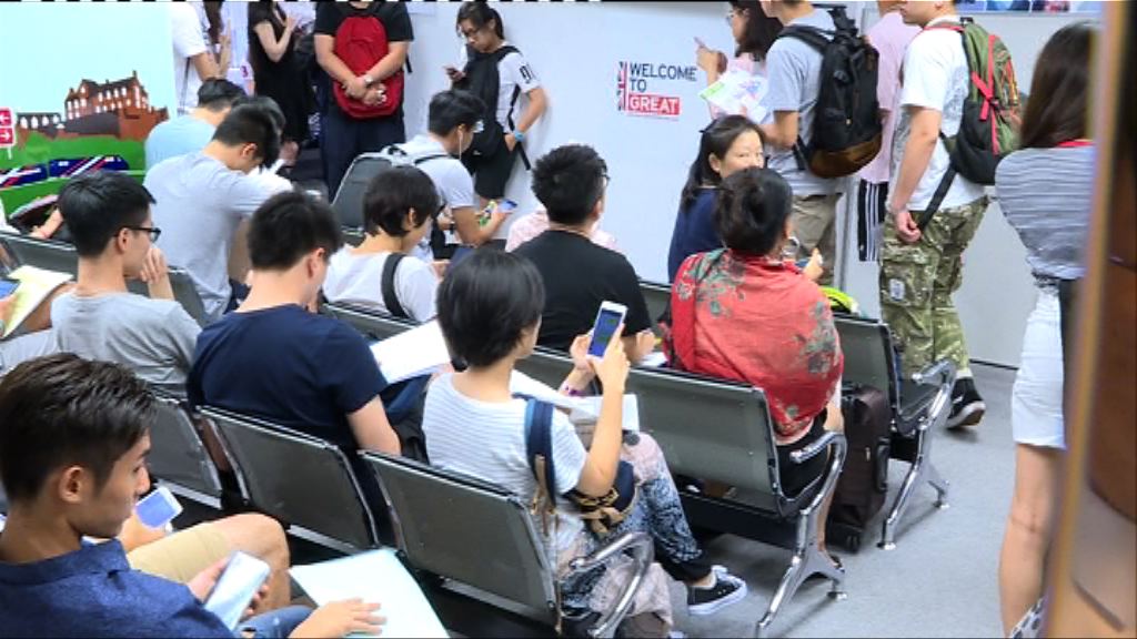 留英學生未獲批簽證　家長指政府太遲介入