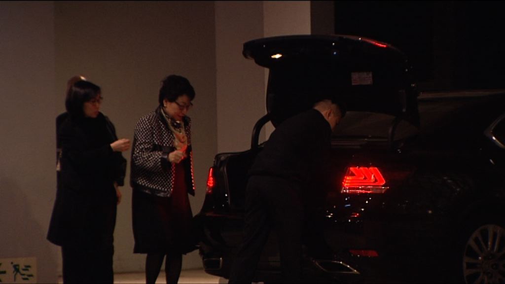 鄭若驊上班　無回應傳媒提問