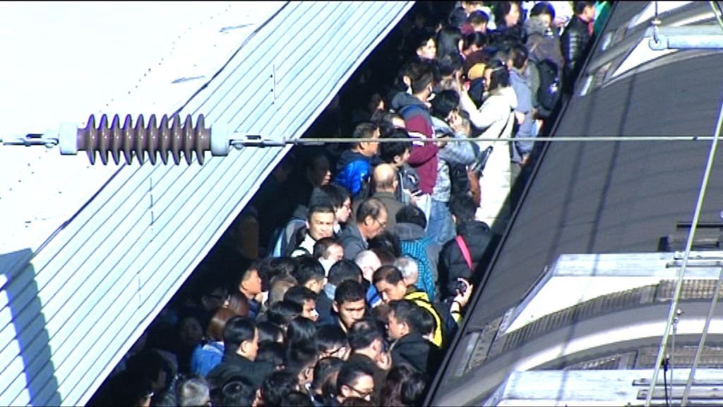 東鐵綫故障全綫暫停　大批乘客滯留月台