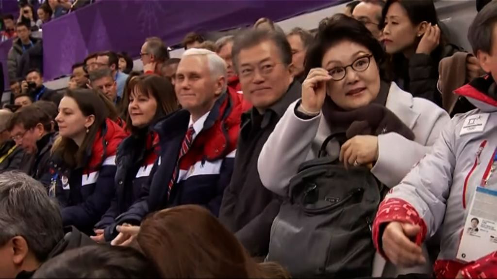 文在寅與彭斯觀看冬奧比賽