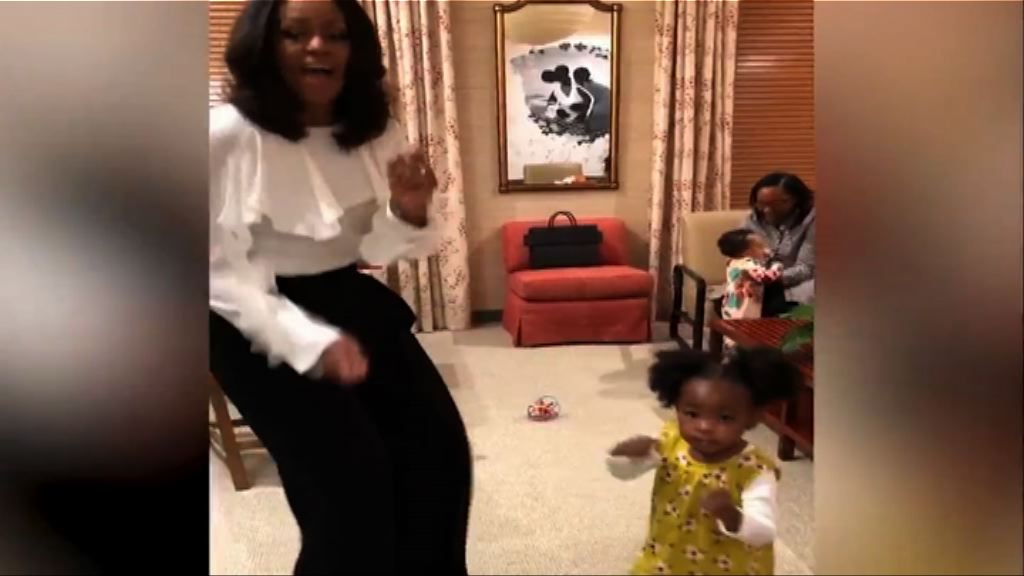 【環球薈報】米歇爾與「小粉絲」辦公室共舞