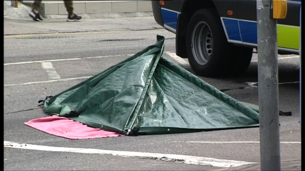 屯門一老婦被貨車輾斃　司機被捕