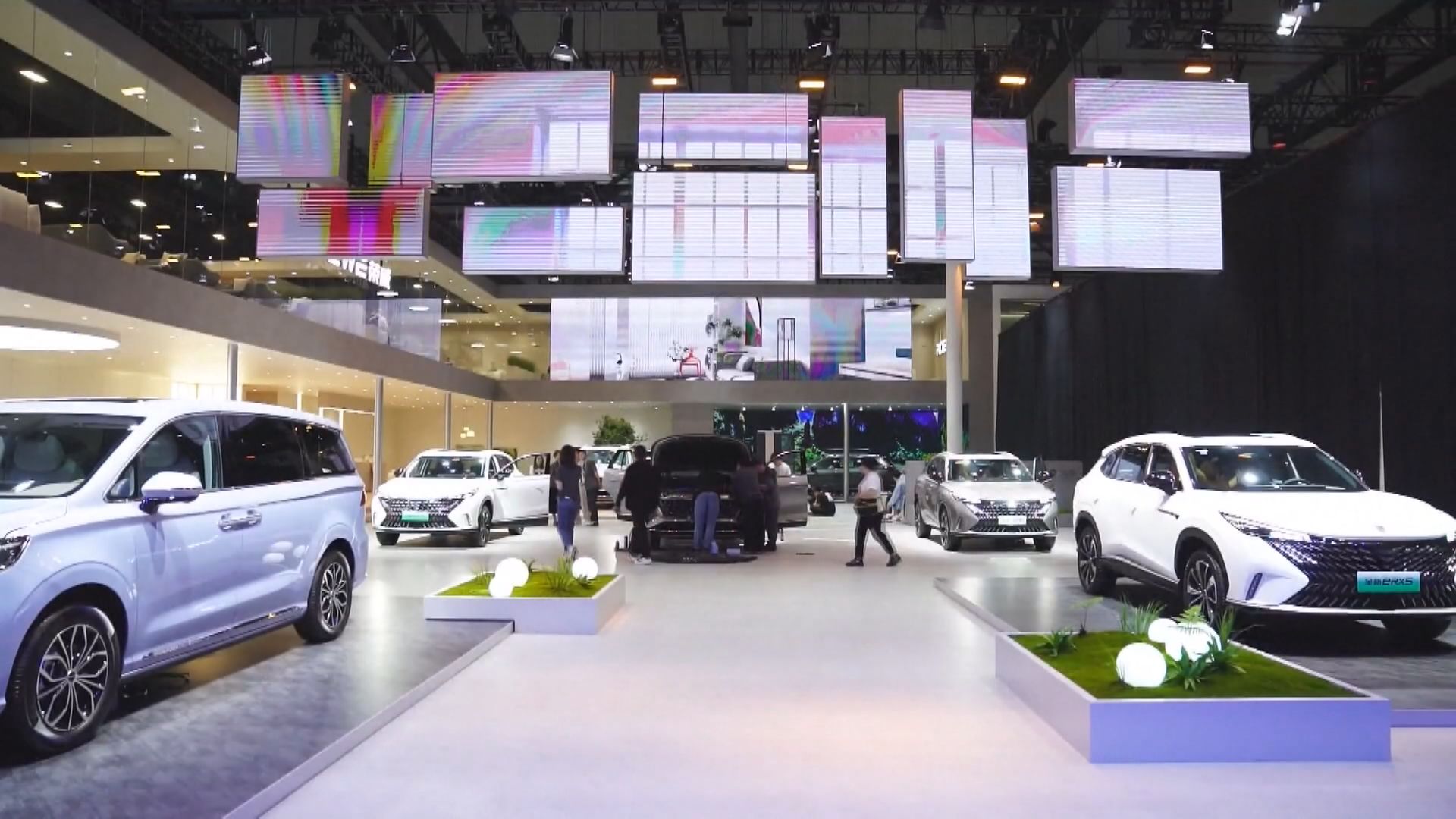 【車展開幕】多間汽車企業趁上海車展宣布新發展策略