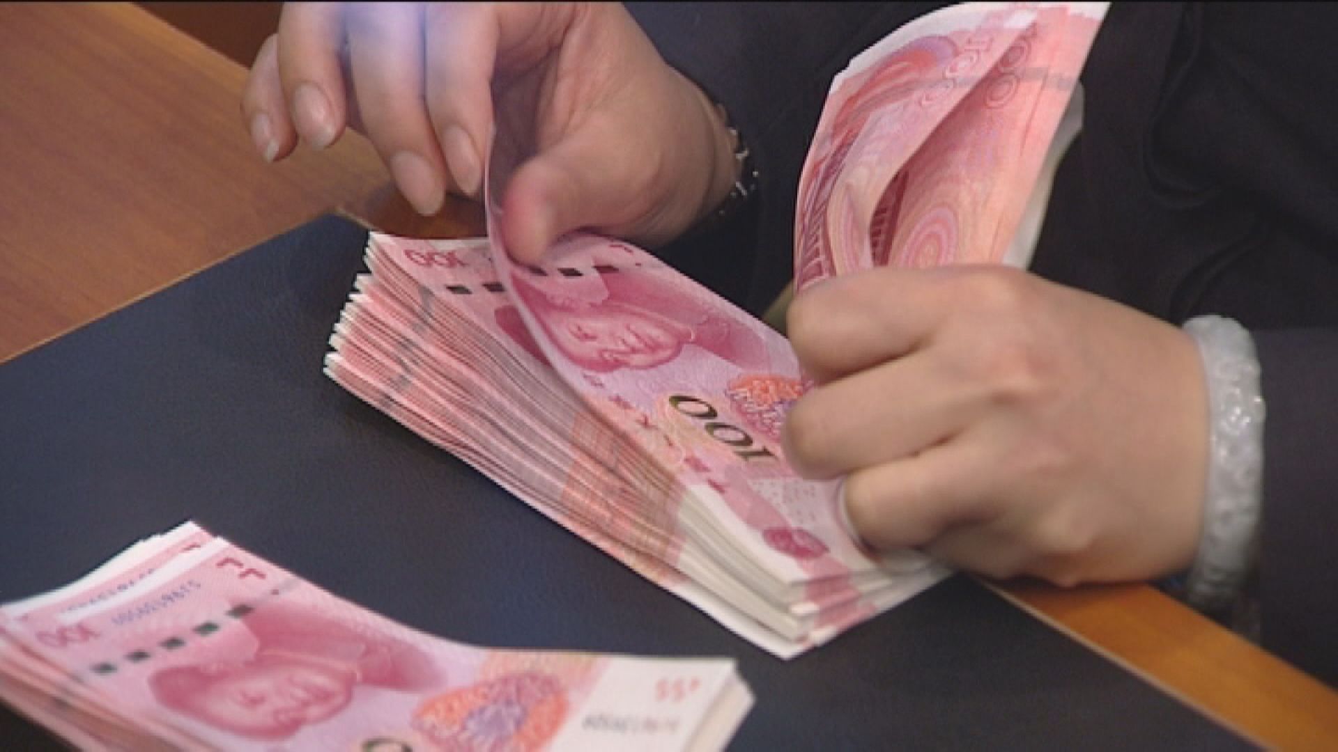 離岸及在岸人民幣轉弱逾百點子