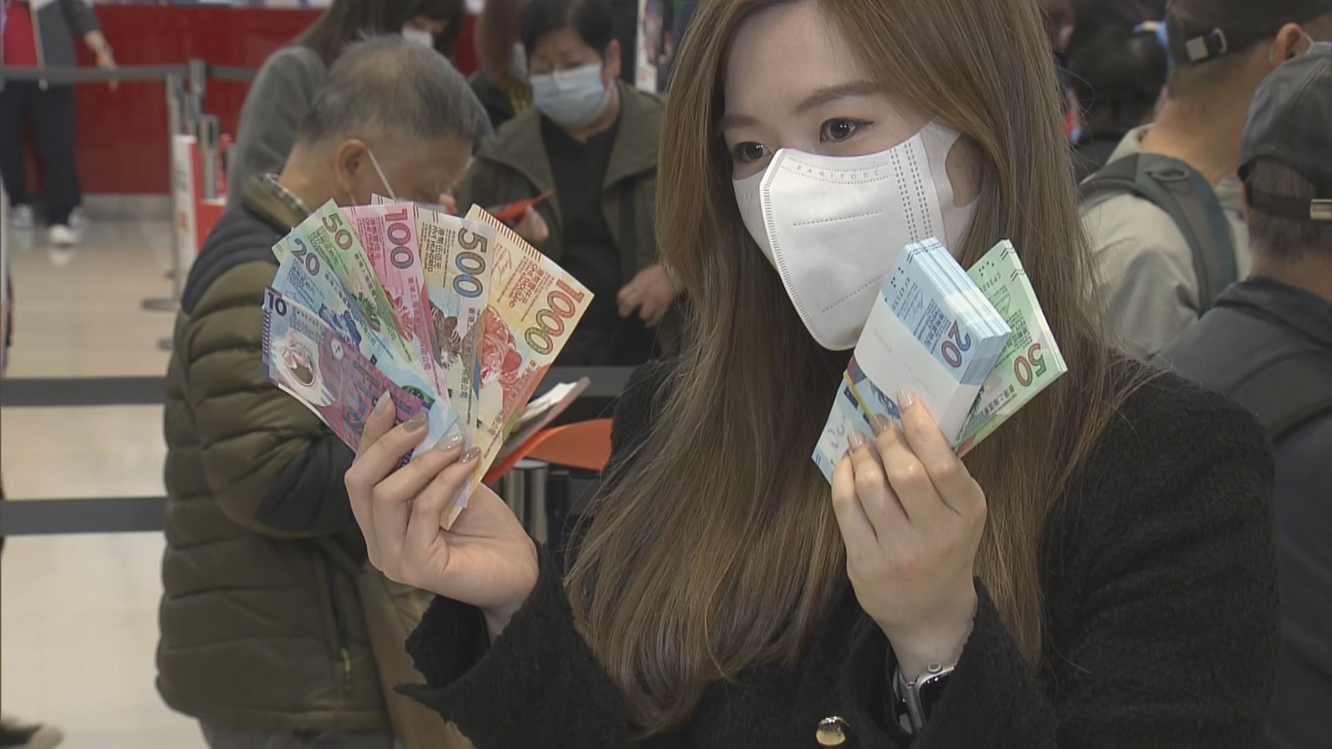 【今起換新鈔】銀行人龍排至分行外 市民話今年派多啲利是