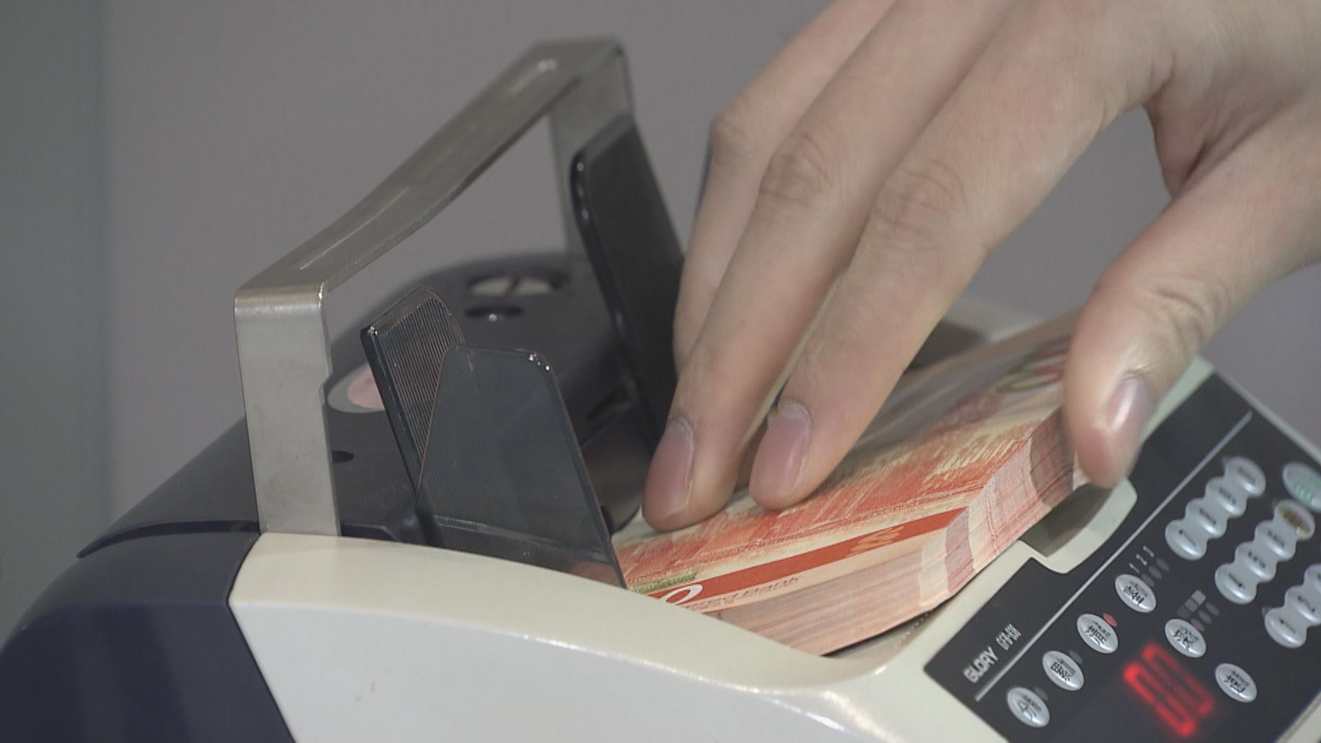 金管局兩度入市 沽出逾31億港元