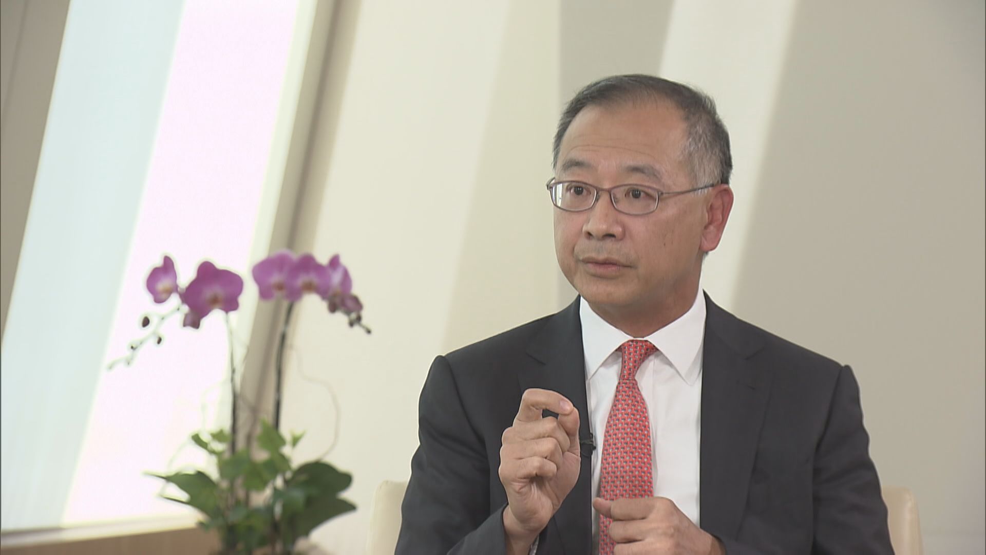 【金管局專訪】余偉文:倘內房債「爆煲」風險仍可控