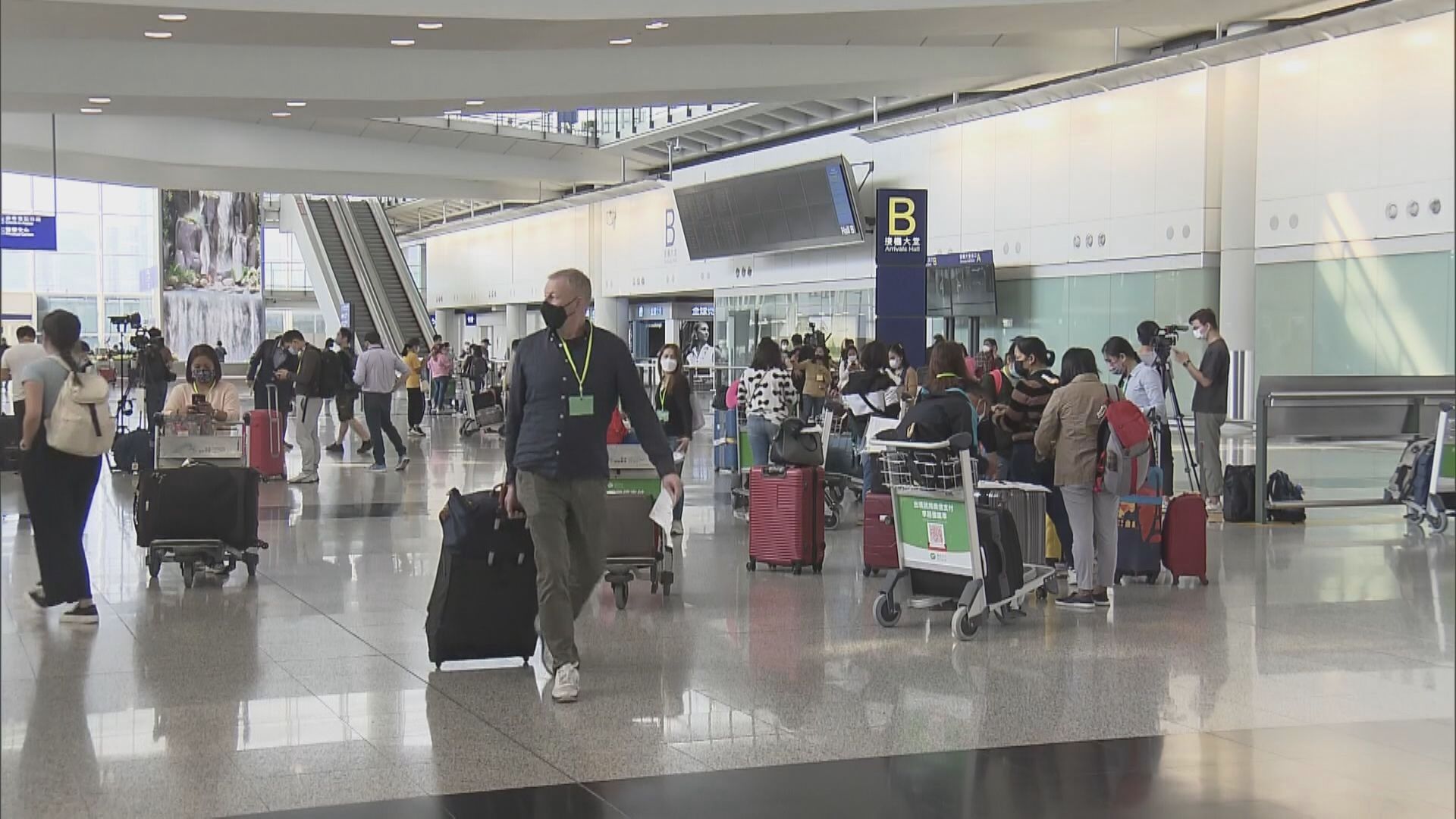 【今起「0+3」】 大行料短期無助經濟 港人蜂擁外遊不利本地消費