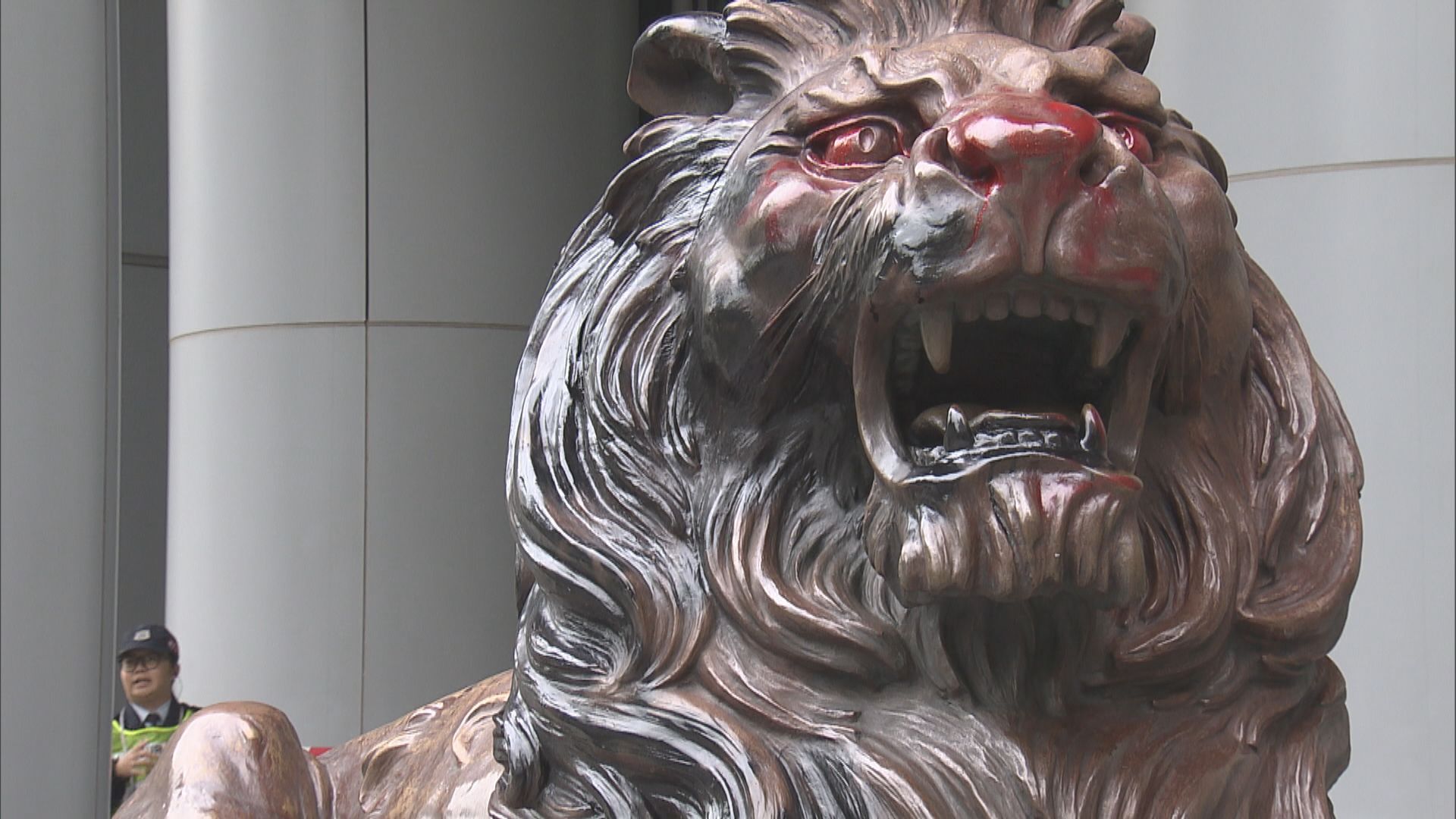 【滙豐被裝修】銅獅子仍見紅油及損毁痕跡 清潔工人清理